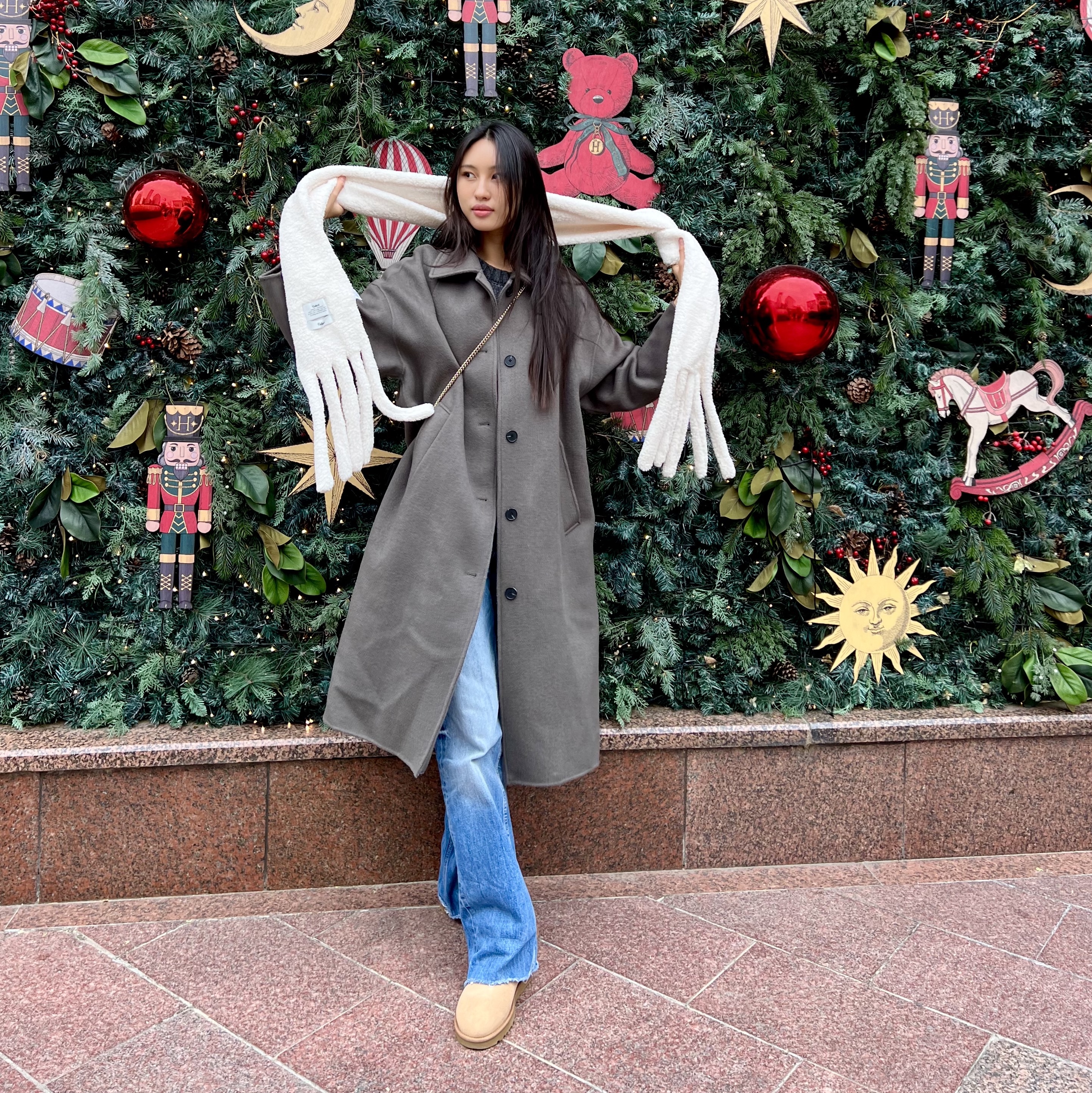 (W) UGG Classic Mini II Boots Chestnut, (W) Celine Double Face Cashmere Overcoat Khaki Melange 착용 스타일 - 2