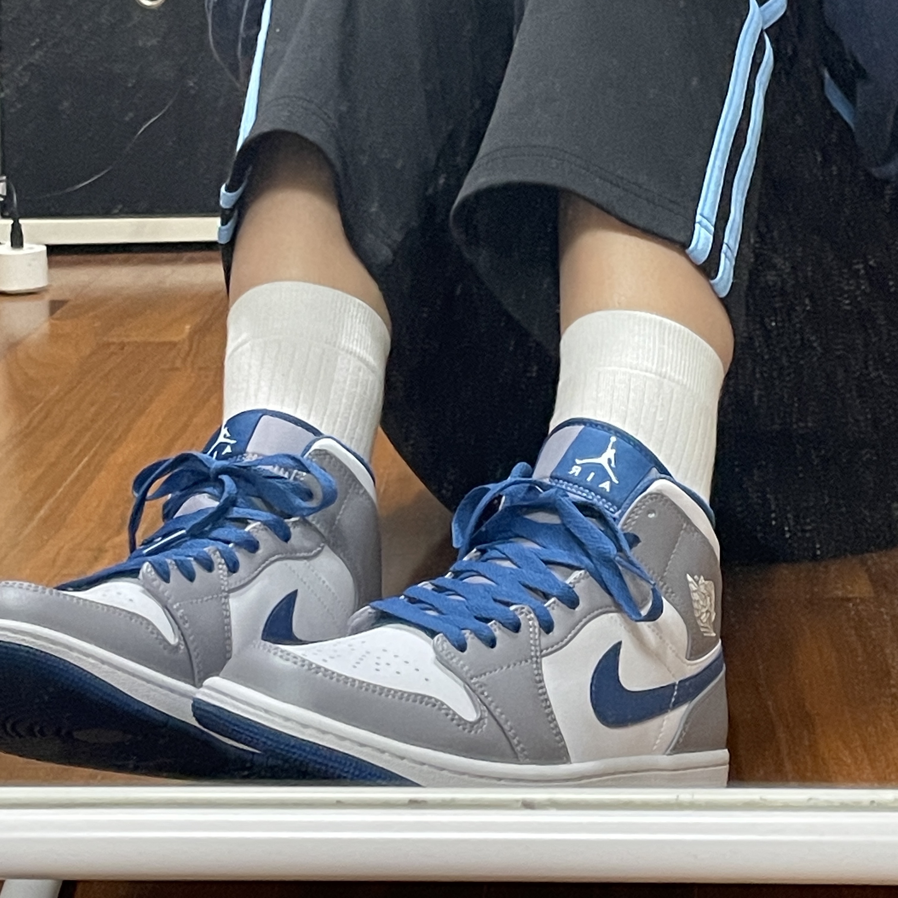 Jordan 1 Mid Cement Grey True Blue 착용 스타일 - 2