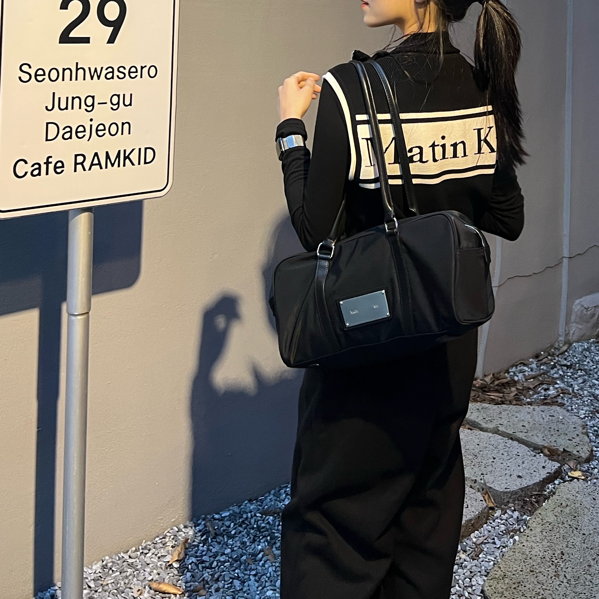 (W) Matin Kim Spell Point Stripe Knit Vest Black, Matin Kim Sporty Tote Bag Black 착용 스타일 - 2