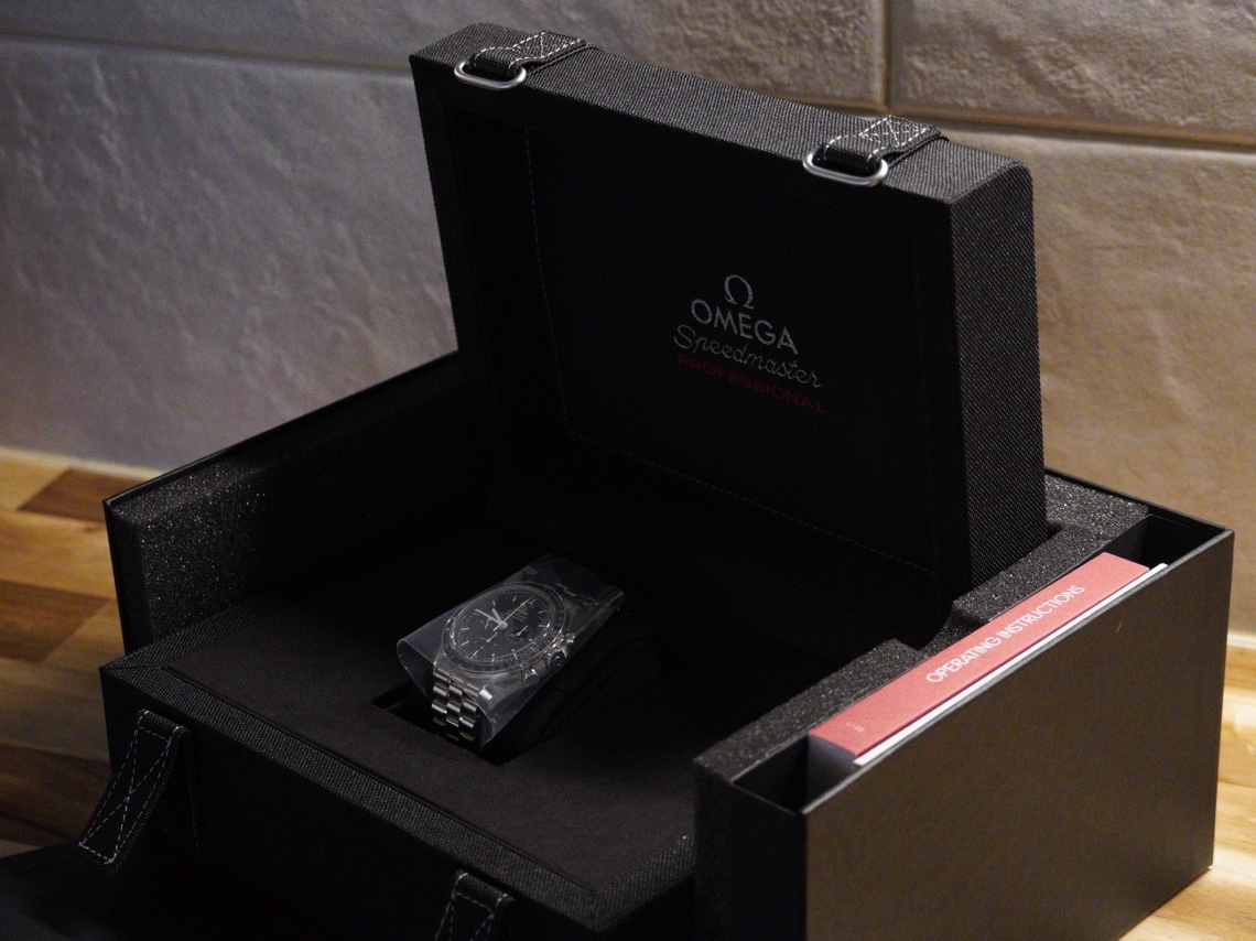 Omega Speedmaster Moonwatch Professional Co Axial Master Chronometer Chronograph Steel Black (Transparent Caseback Ver.) 착용 스타일 - 5