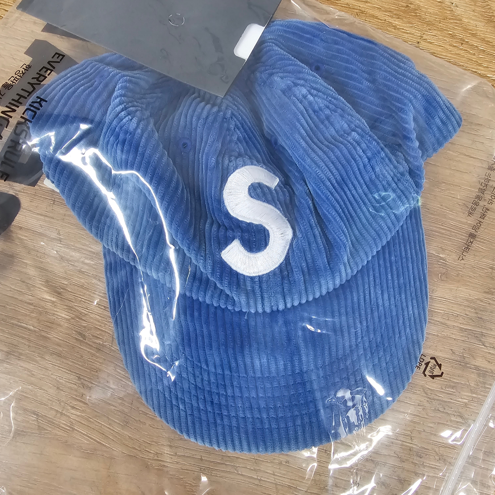 Supreme Corduroy S Logo 6-Panel Royal - 23FW 착용 스타일