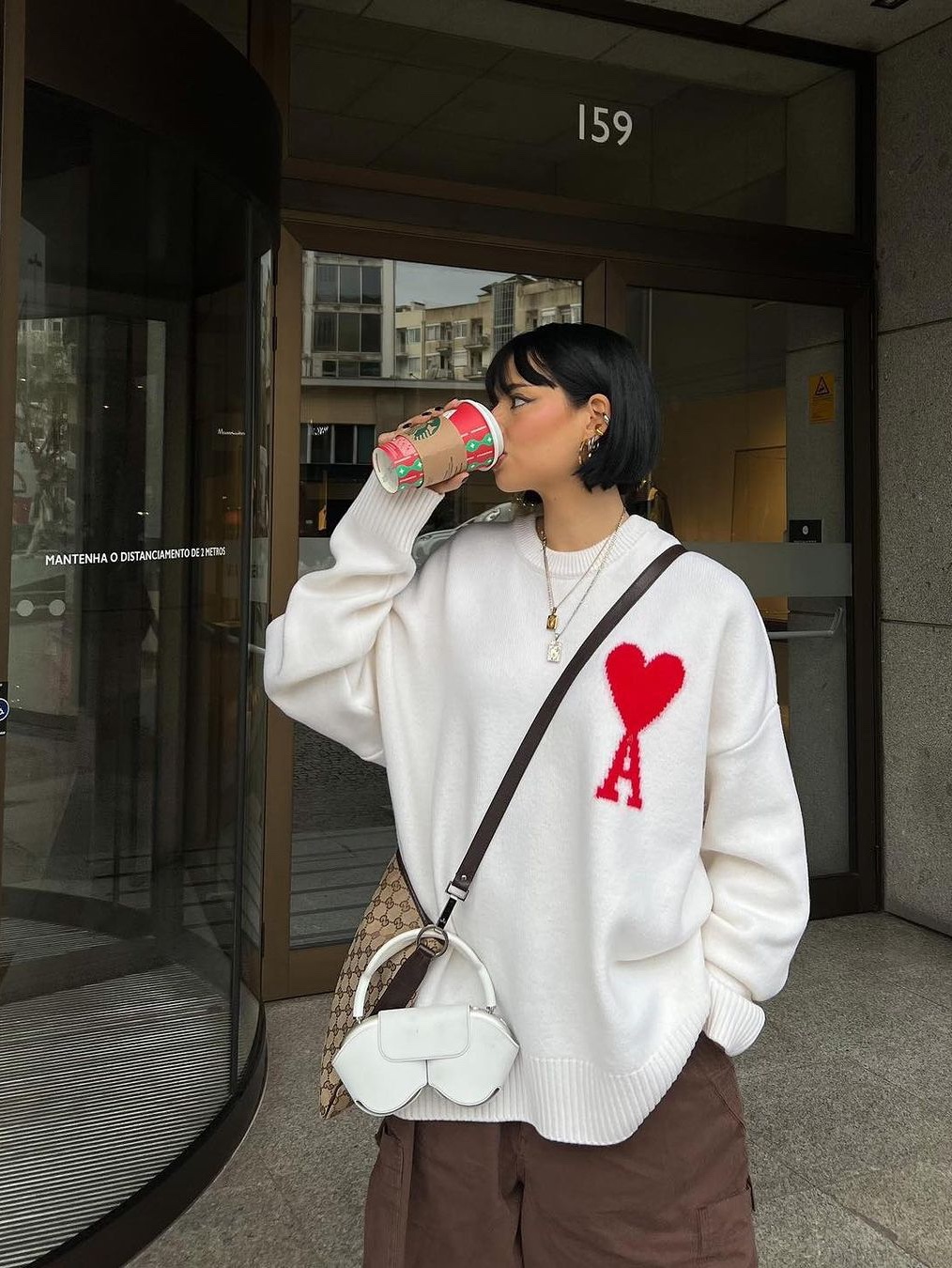 AMI de Coeur Oversize Intarsia Sweater Off White Red, Maison Kitsune Fox Head Patch Regular R-Neck Pullover Knit Navy 착용 스타일 - 2