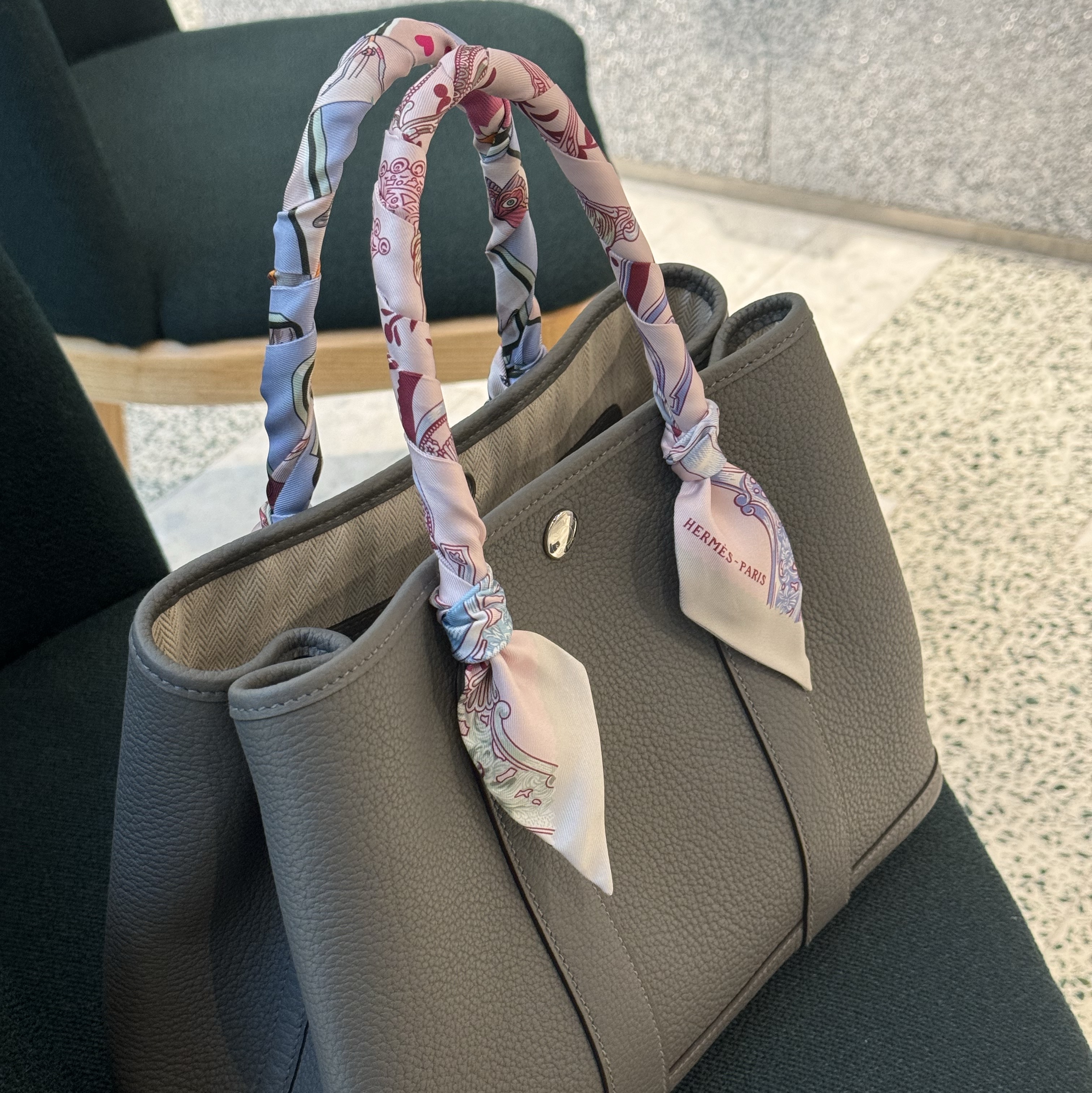 (W) Hermes Etriers Remix Twilly Rose Pale Bordeaux 착용 스타일