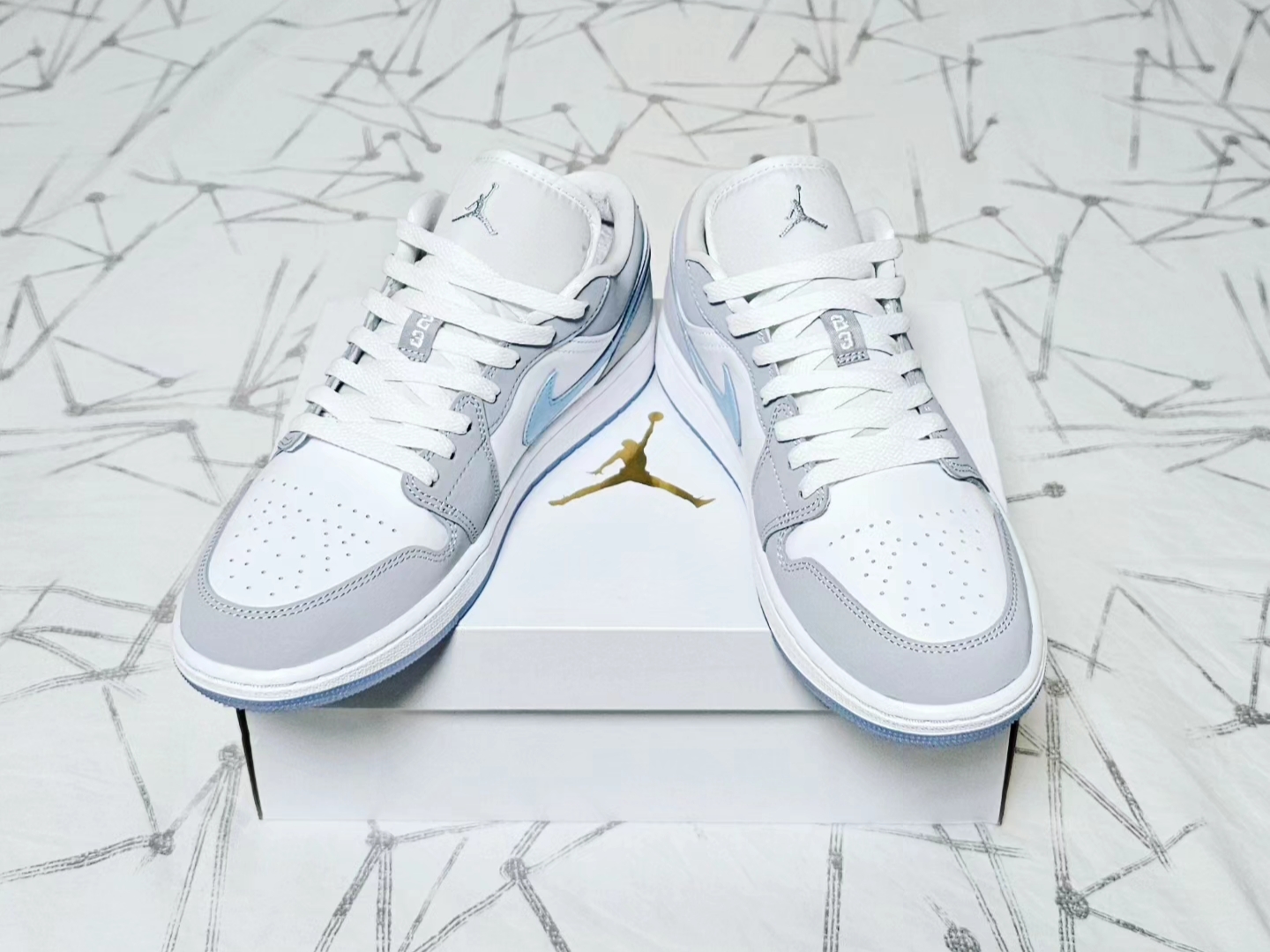 (W) Jordan 1 Low White Wolf Grey 착용 스타일 - 3