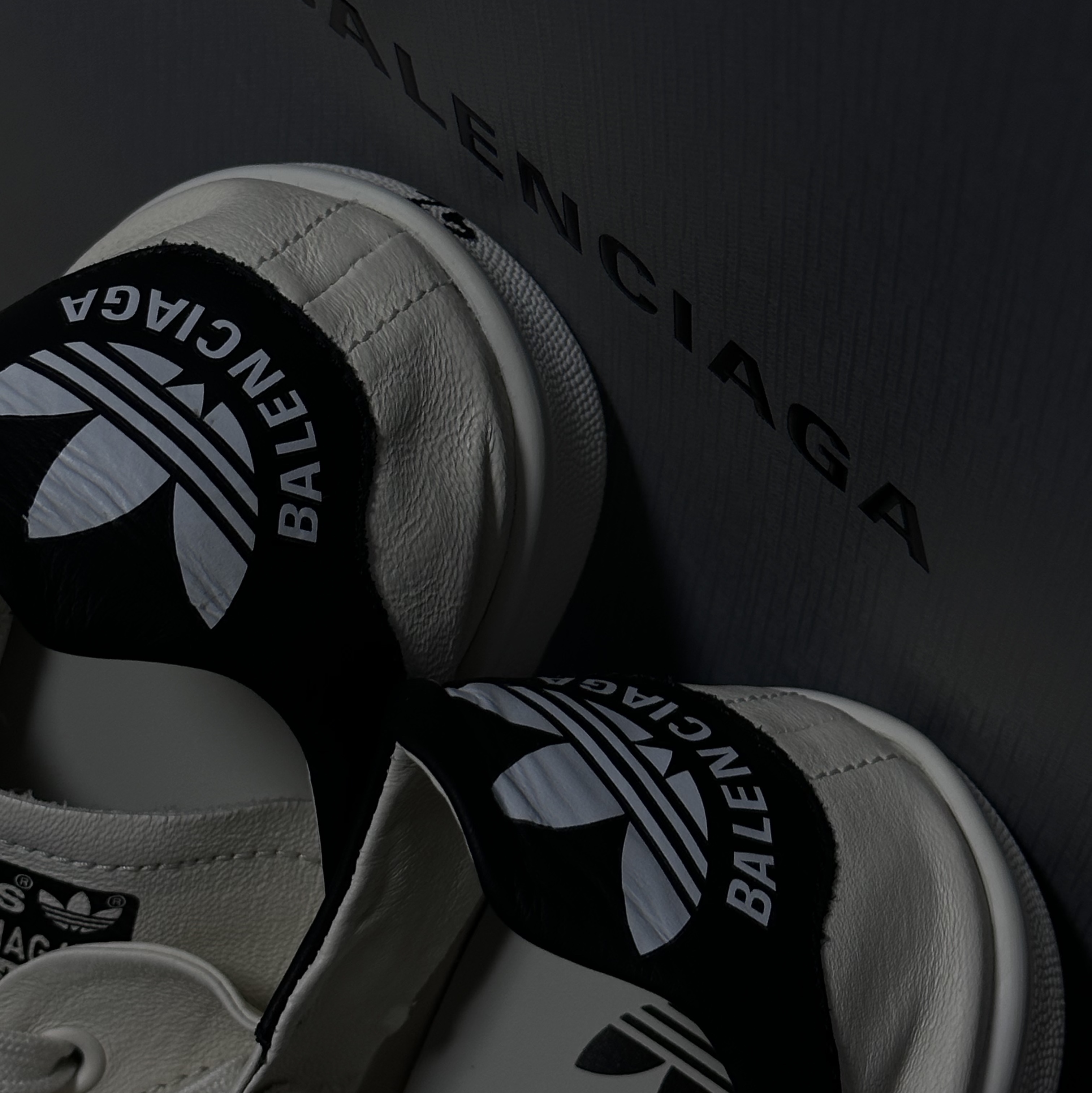 Balenciaga x Adidas Stan Smith Off White 착용 스타일 - 2