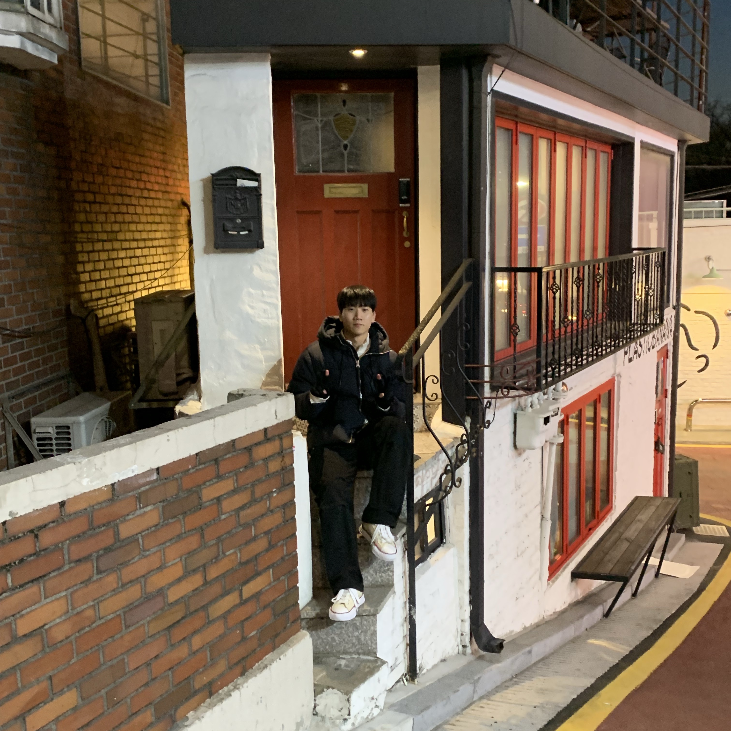 Maison Mihara Yasuhiro Peterson OG Sole Canvas Low-top Sneakers Natural, Ignota Core:5 Washed Cargo Pants Black 착용 스타일 - 1