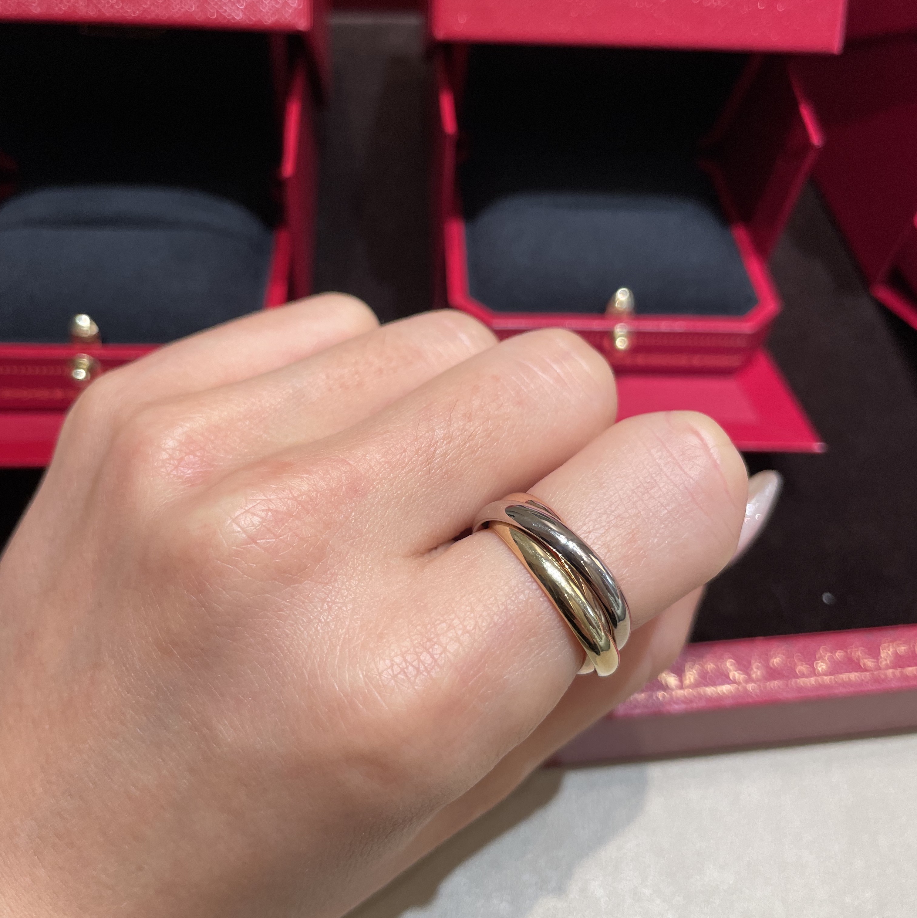 Cartier Trinity Ring Classic White Gold Yellow Gold Rose Gold 착용 스타일 - 3
