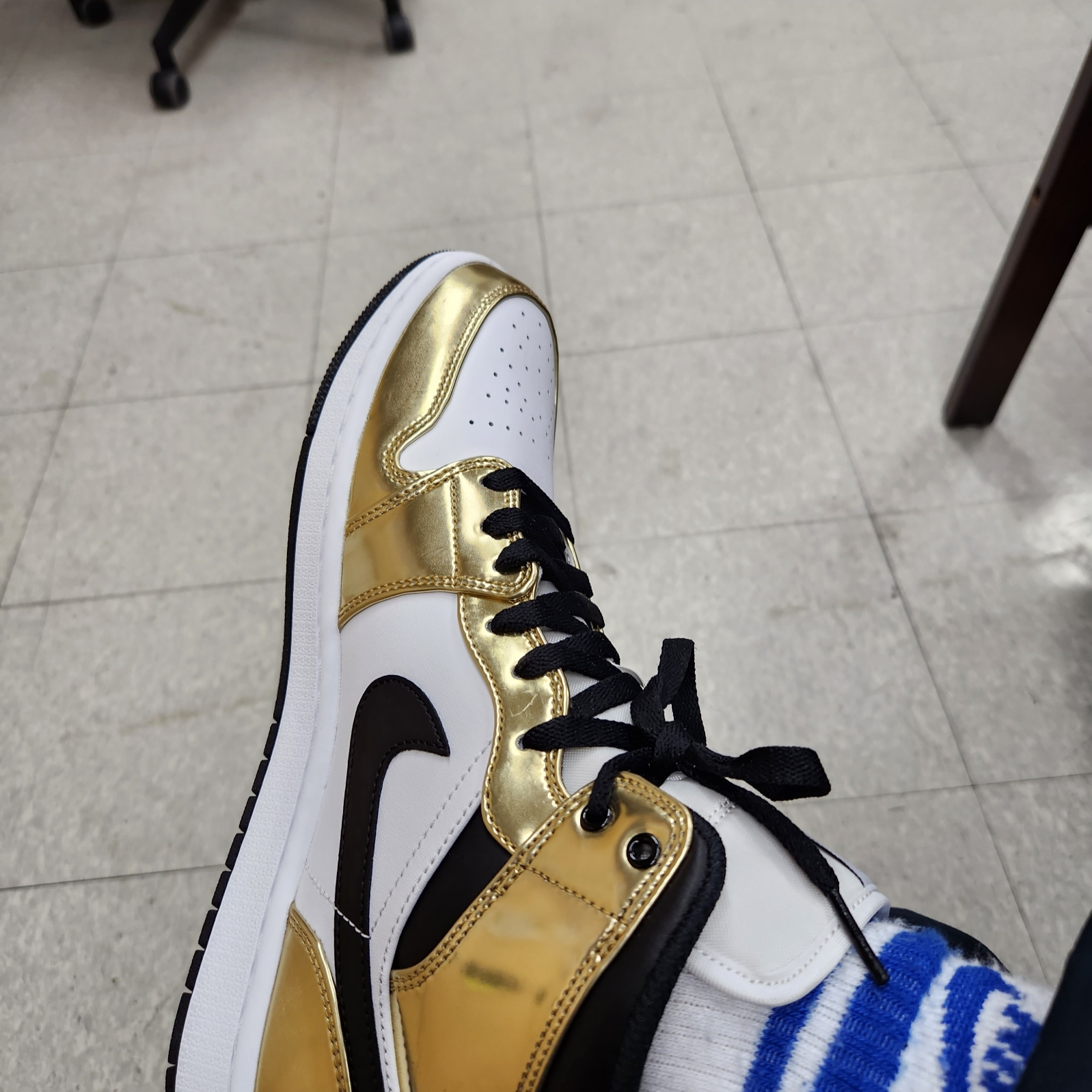 Jordan 1 Mid SE Metallic Gold 착용 스타일 - 1