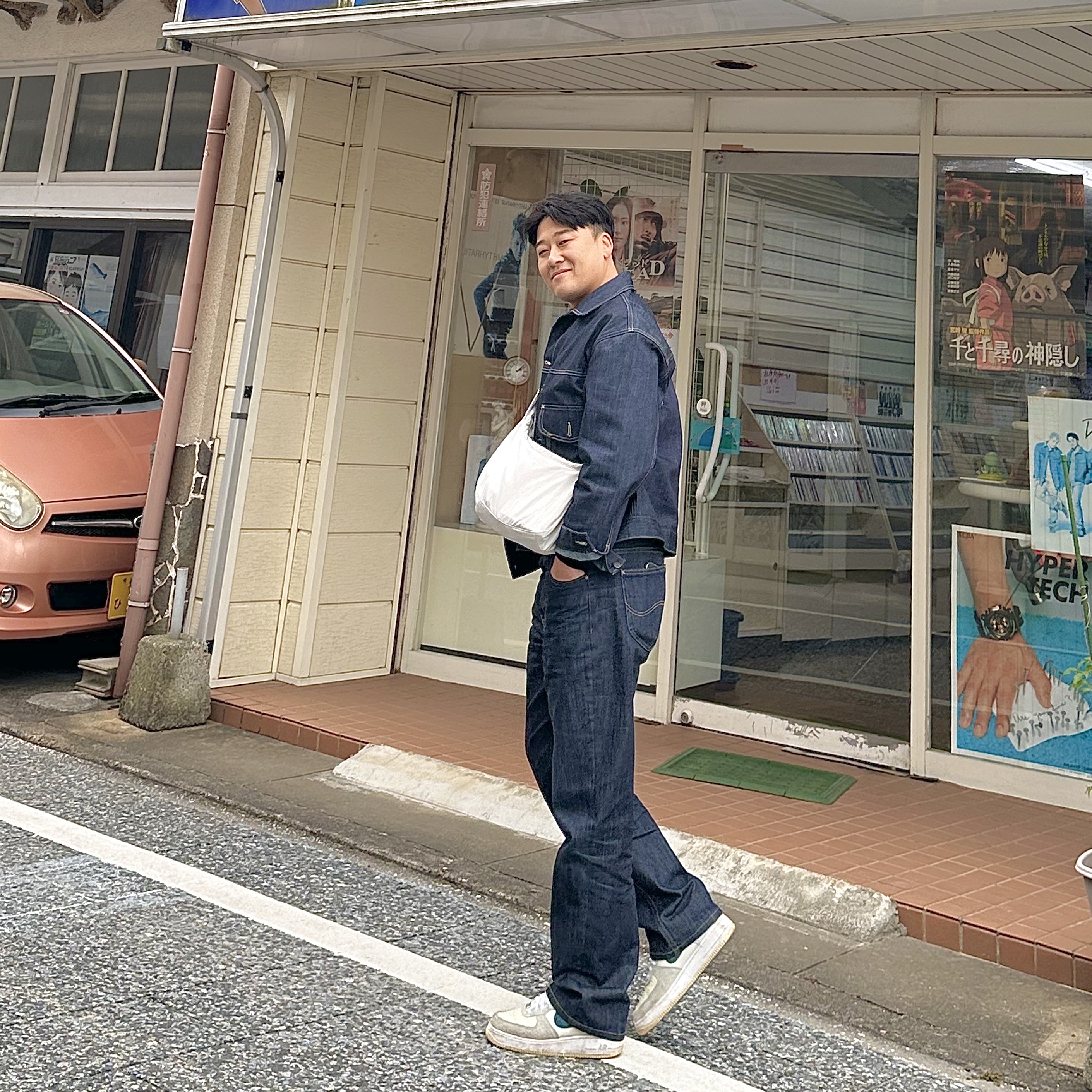 COS Nylon Crossbody Saddle Bag Light Grey Stone, Nike x Undefeated Air Force 1 Low SP 5 On It 착용 스타일