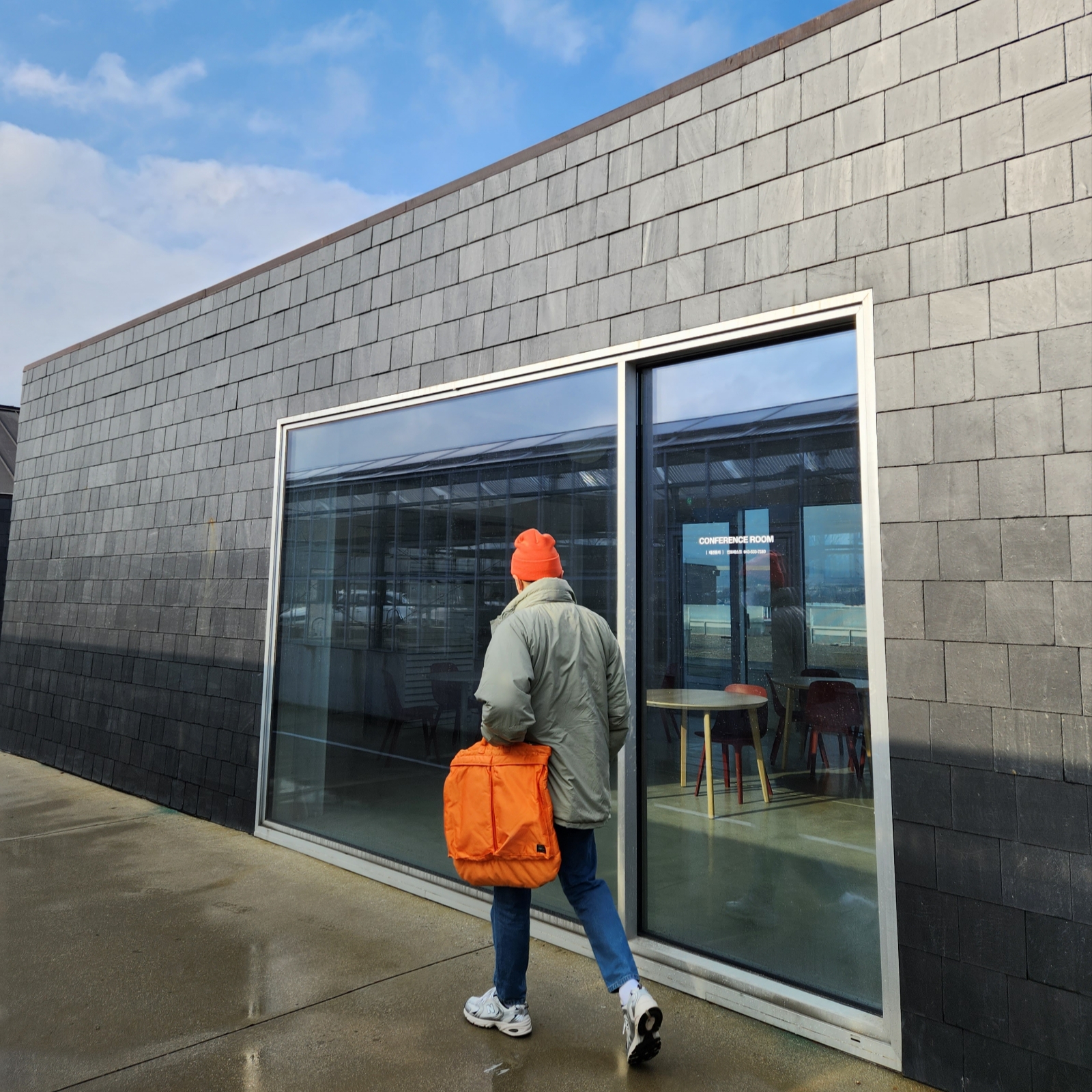 Carhartt Knit Cuffed Beanie Bright Orange, New Balance 530 Steel Grey 착용 스타일 - 2
