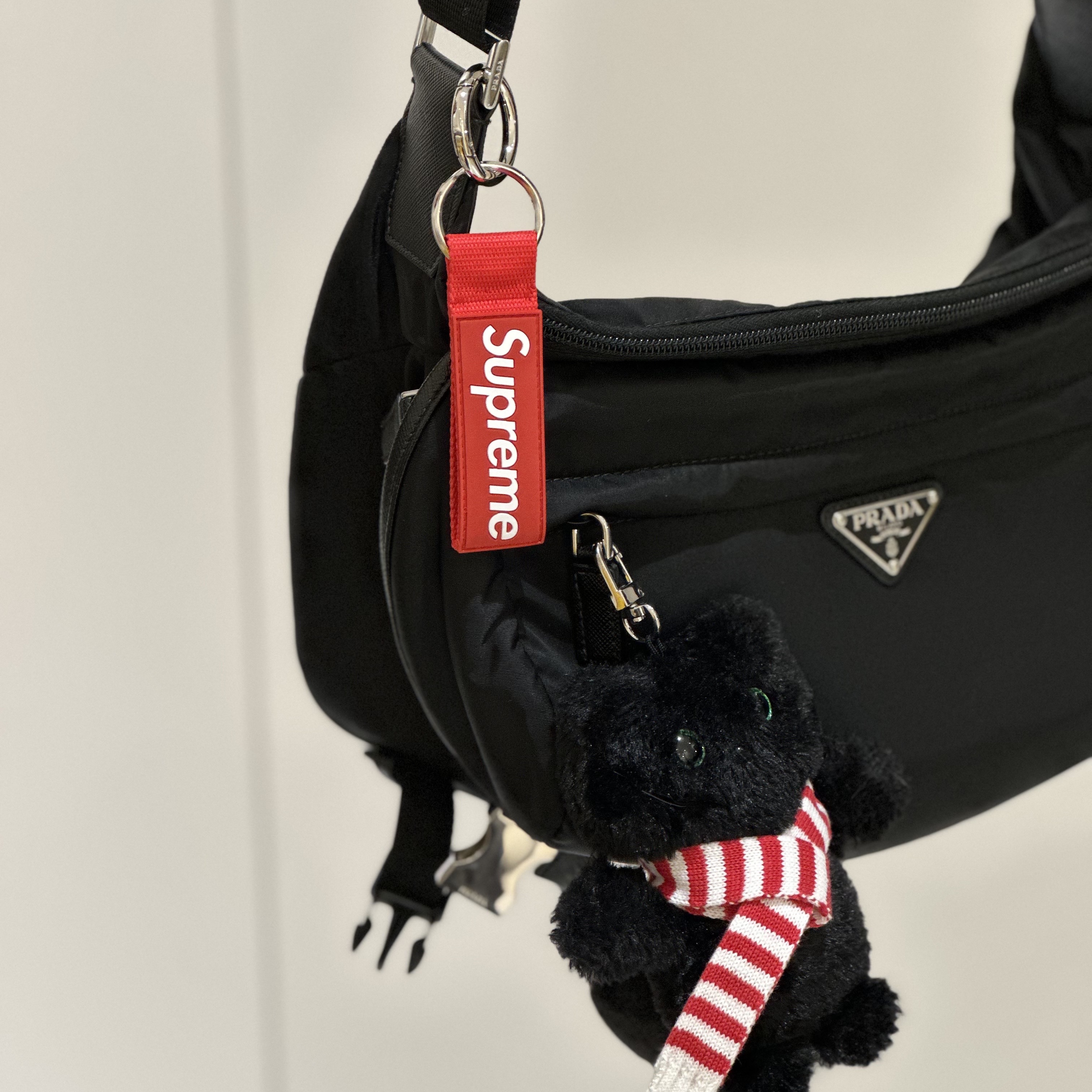 Supreme Webbing Keychain Red - 23SS 착용 스타일 - 2