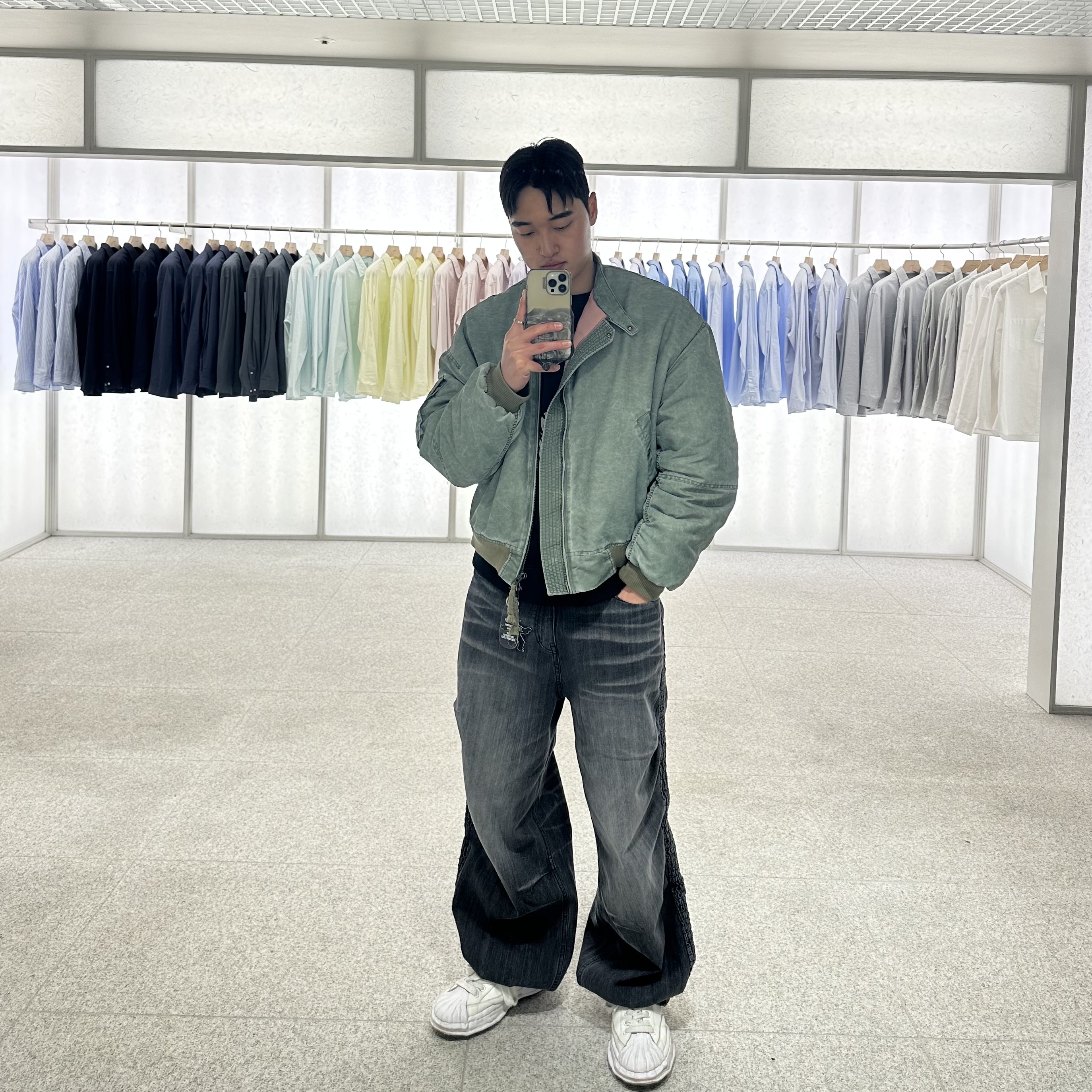 [KREAM 단독] Etce Smocking Baggy Jean Grey, Maison Mihara Yasuhiro Blakey OG Sole Leather Low-top Sneakers White 착용 스타일 - 1