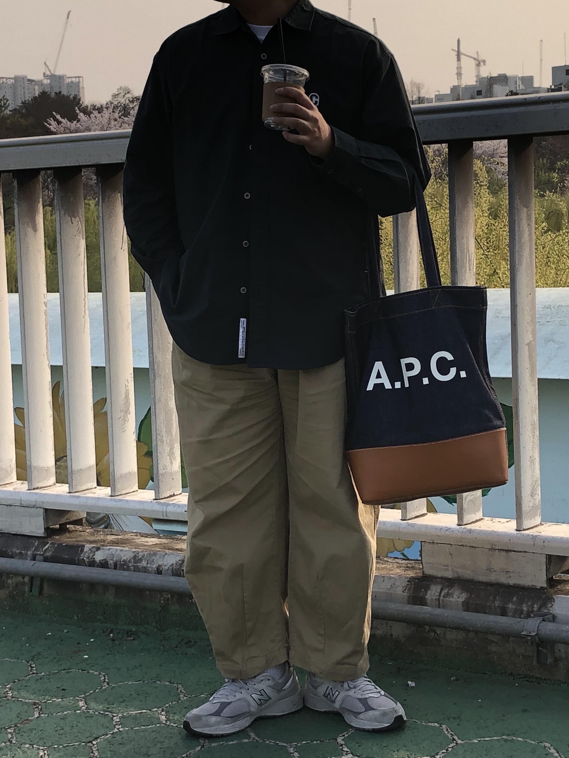 A.P.C. Axelle Tote Bag Denim Caramel, New Balance 2002R T2 Gray 착용 스타일