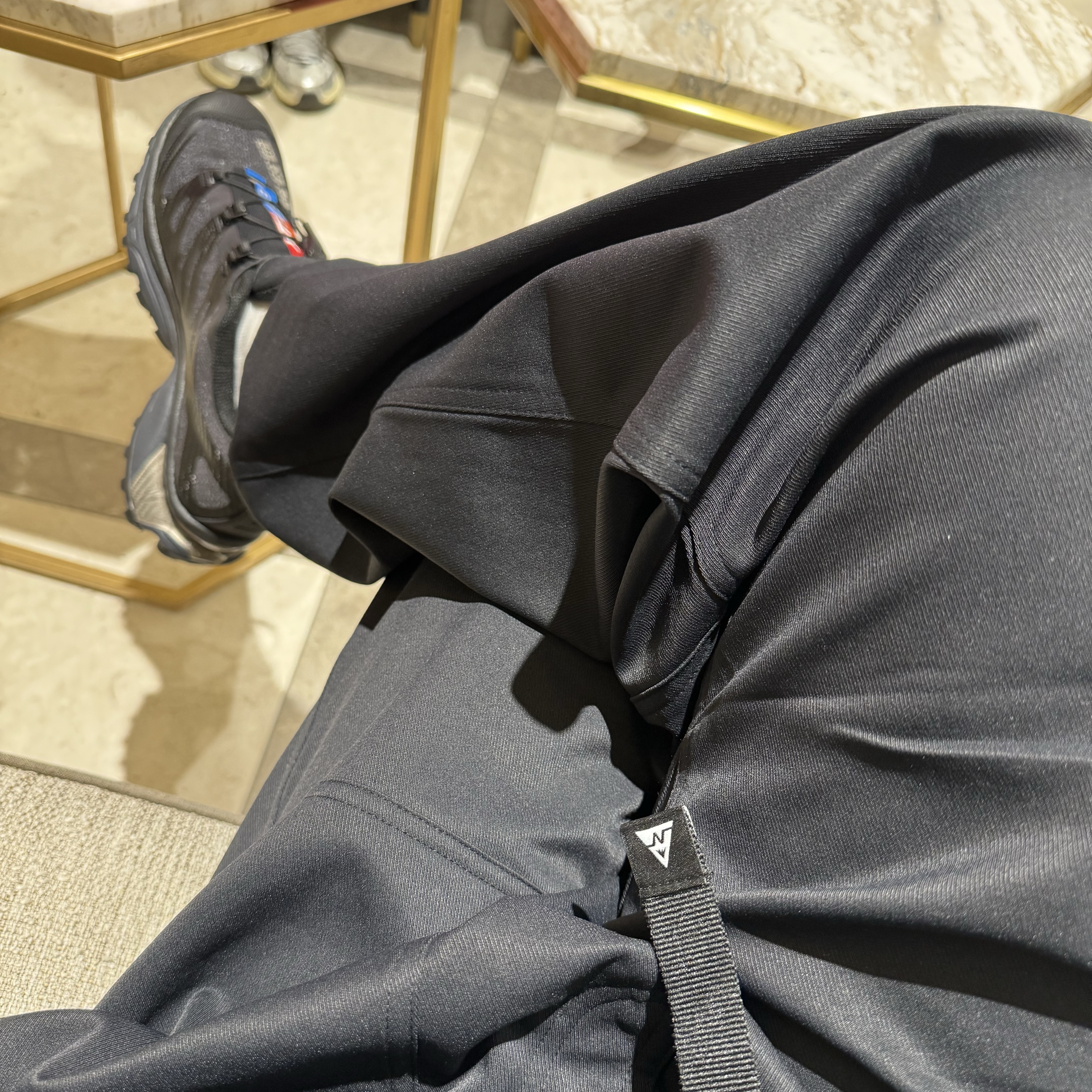 Salomon XT-4 Black Silver Metallic 착용 스타일 - 2