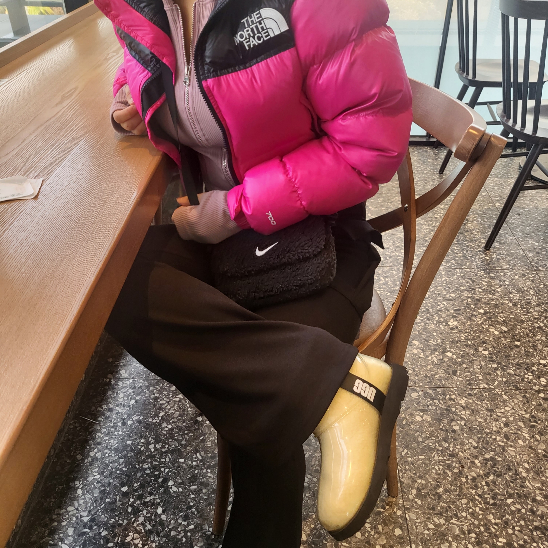 (W) The North Face Nuptse Short Jacket Fuchsia Pink, (Kids) Nike NSW Faux Fur Crossbody Bag Black 착용 스타일 - 3