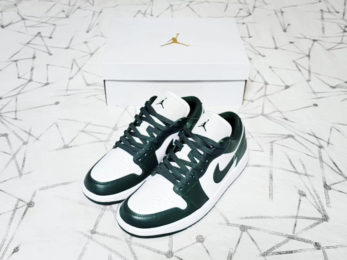 (W) Jordan 1 Low White Galactic Jade 착용 스타일 - 1