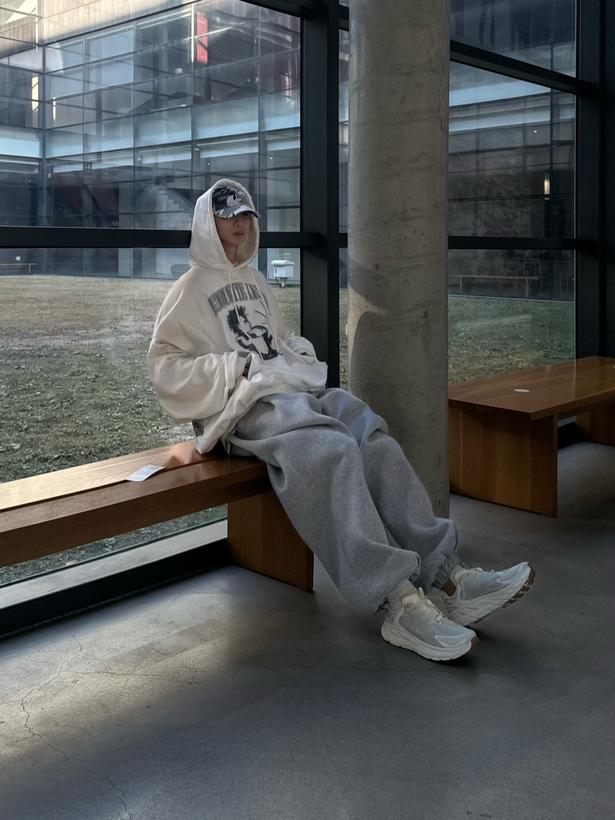 Hoka x Satisfy Clifton LS Celadon Tint Whisper White, Project G/R x Atmos Etiquette Lesson Vintage Washed Hoodie White 착용 스타일 - 3