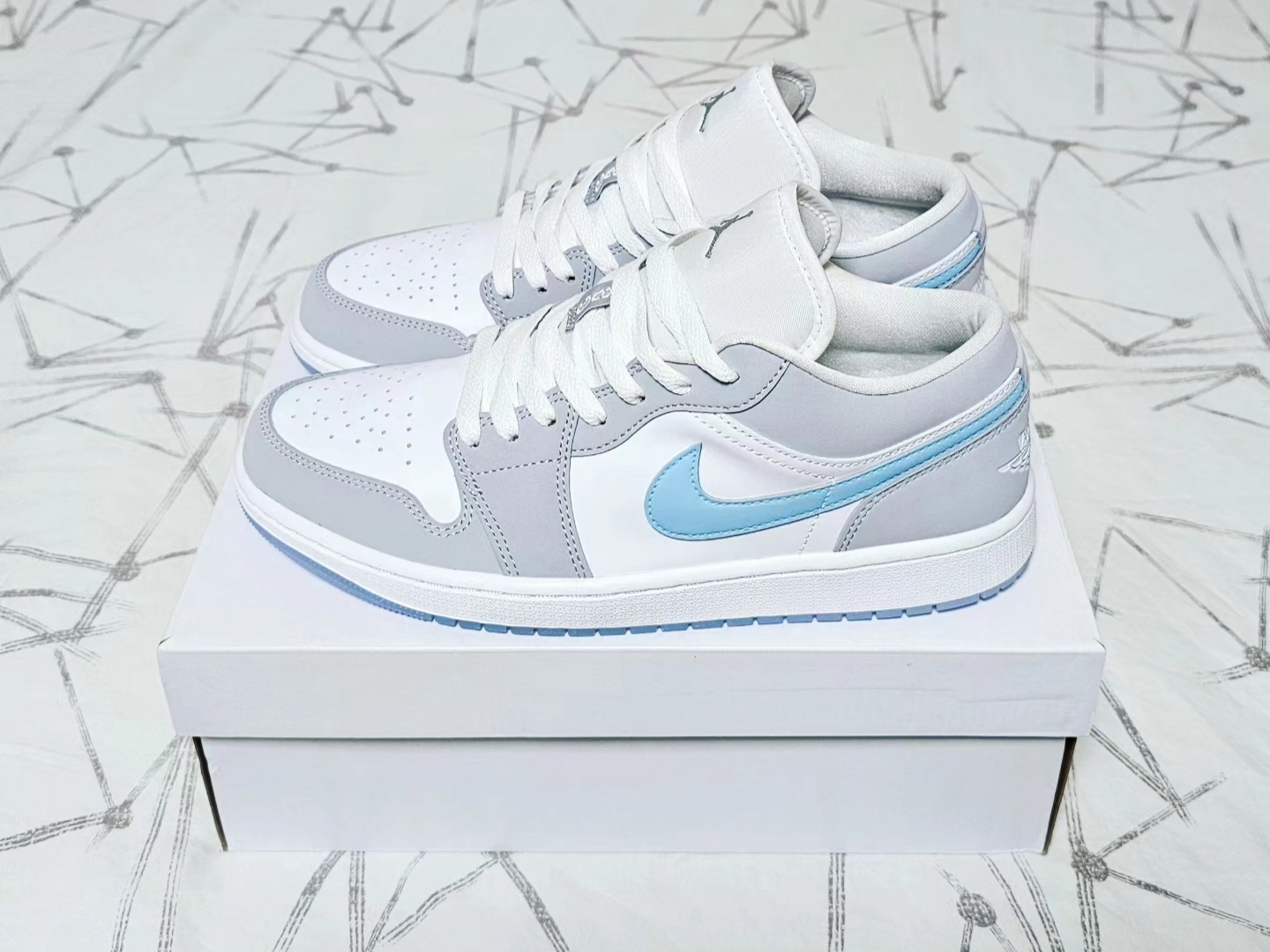 (W) Jordan 1 Low White Wolf Grey 착용 스타일 - 2