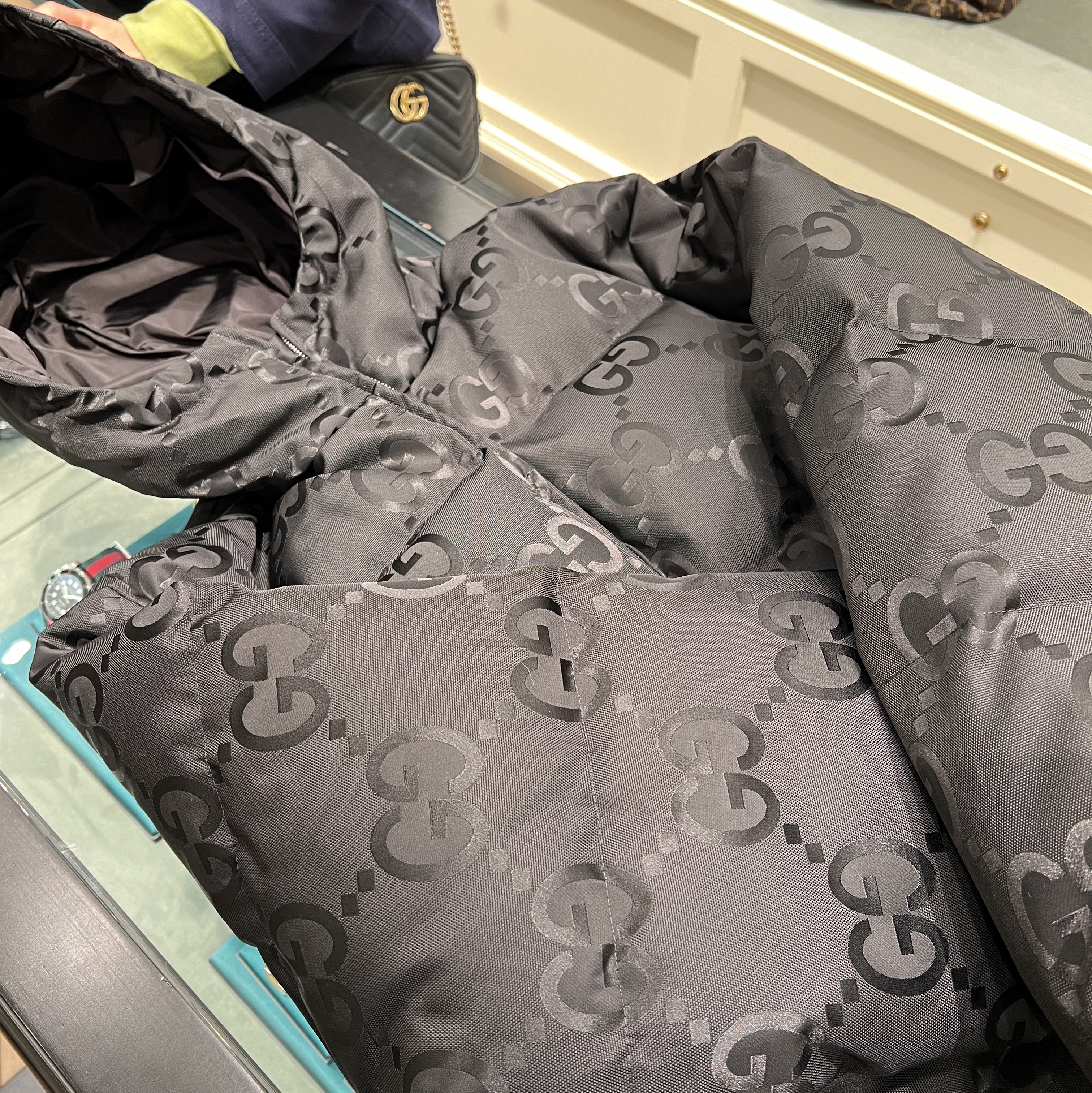 Gucci Jumbo GG Canvas Down Jacket Black 착용 스타일