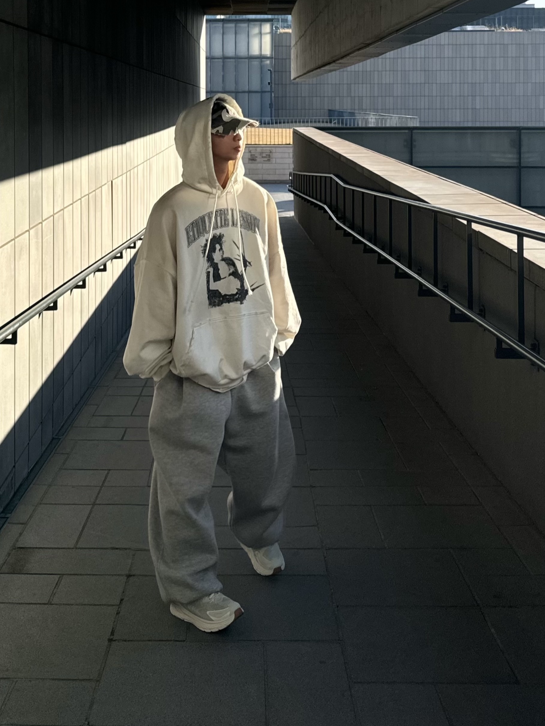 Hoka x Satisfy Clifton LS Celadon Tint Whisper White, Project G/R x Atmos Etiquette Lesson Vintage Washed Hoodie White 착용 스타일 - 4