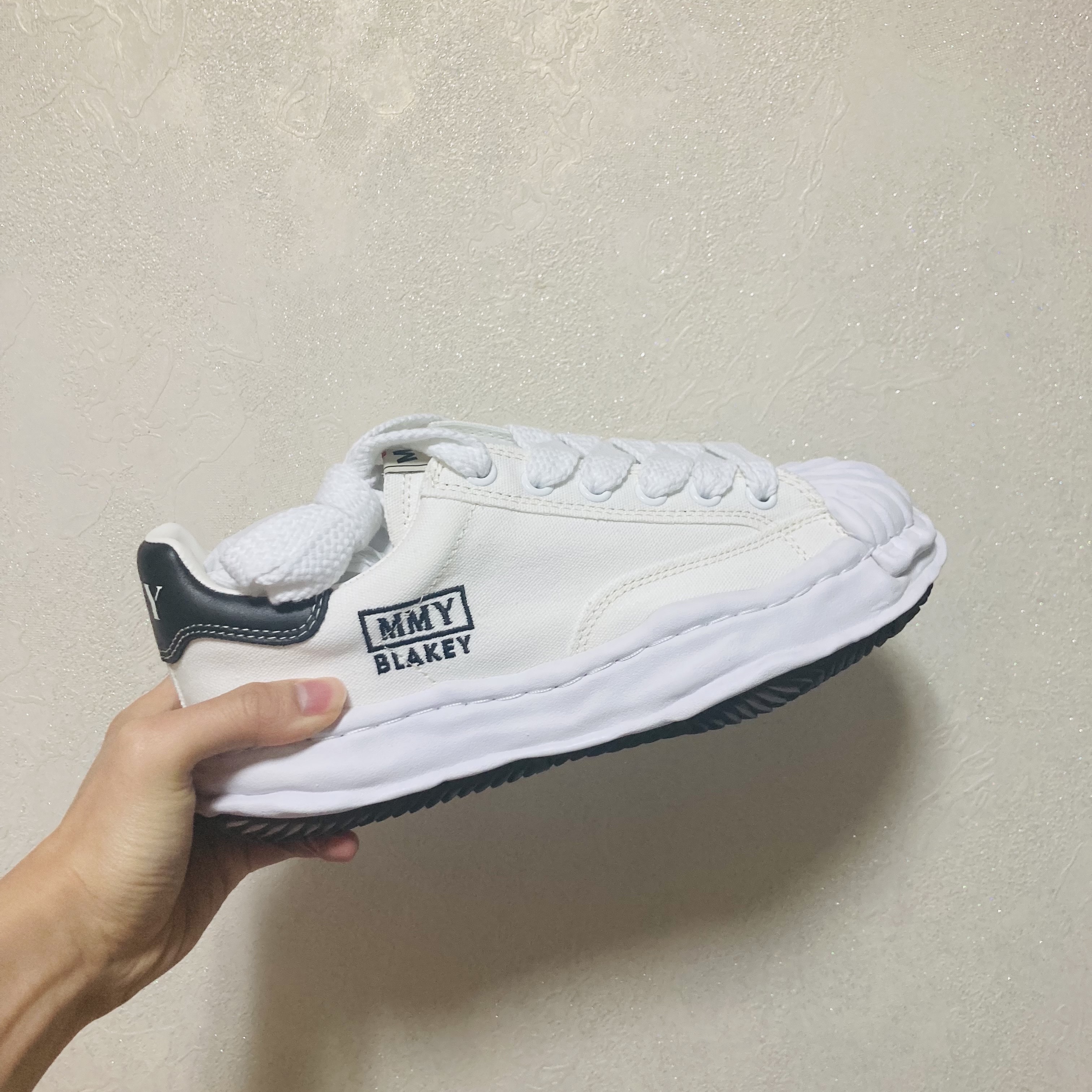 Maison Mihara Yasuhiro Blakey OG Sole Canvas Low-top Sneakers White 착용 스타일 - 1