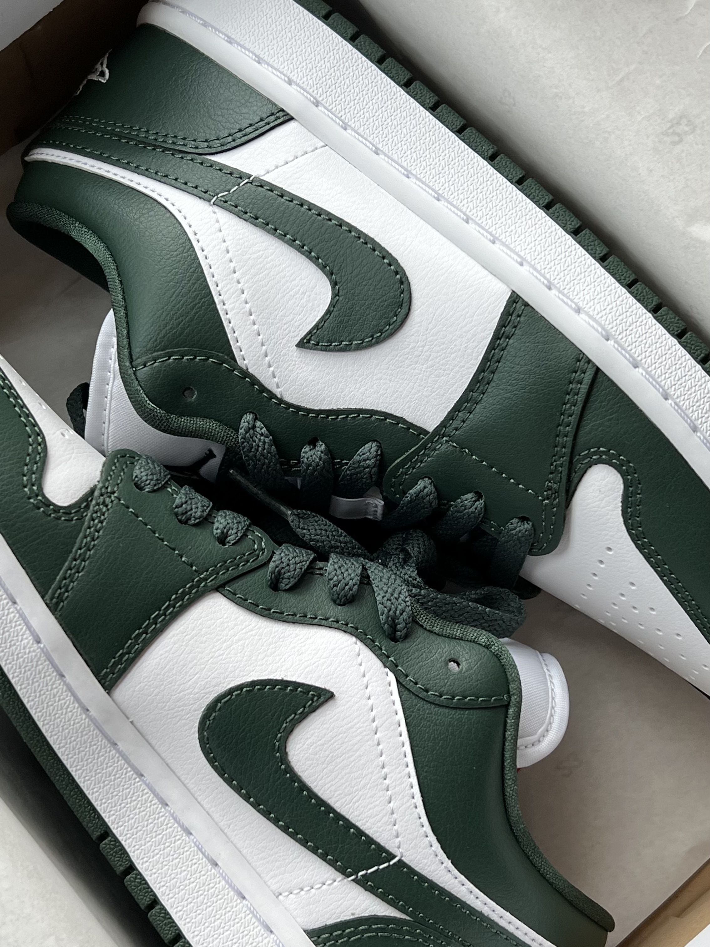 (W) Jordan 1 Low White Galactic Jade 착용 스타일 - 1