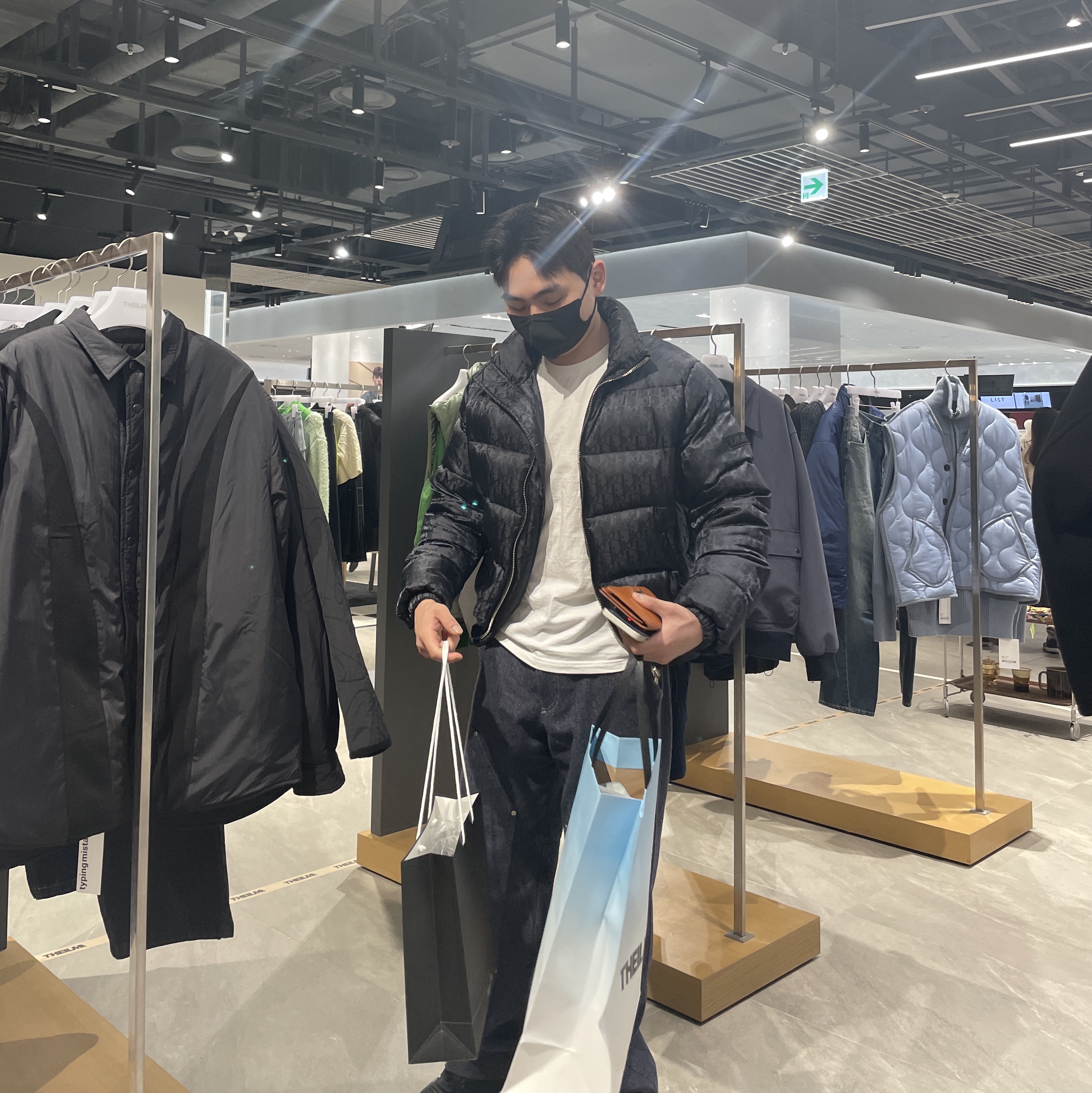 Dior Oblique Down Jacket Black Nylon Jacquard, Prada Cloudbust Thunder Technical Fabric Sneakers Black 착용 스타일 - 3