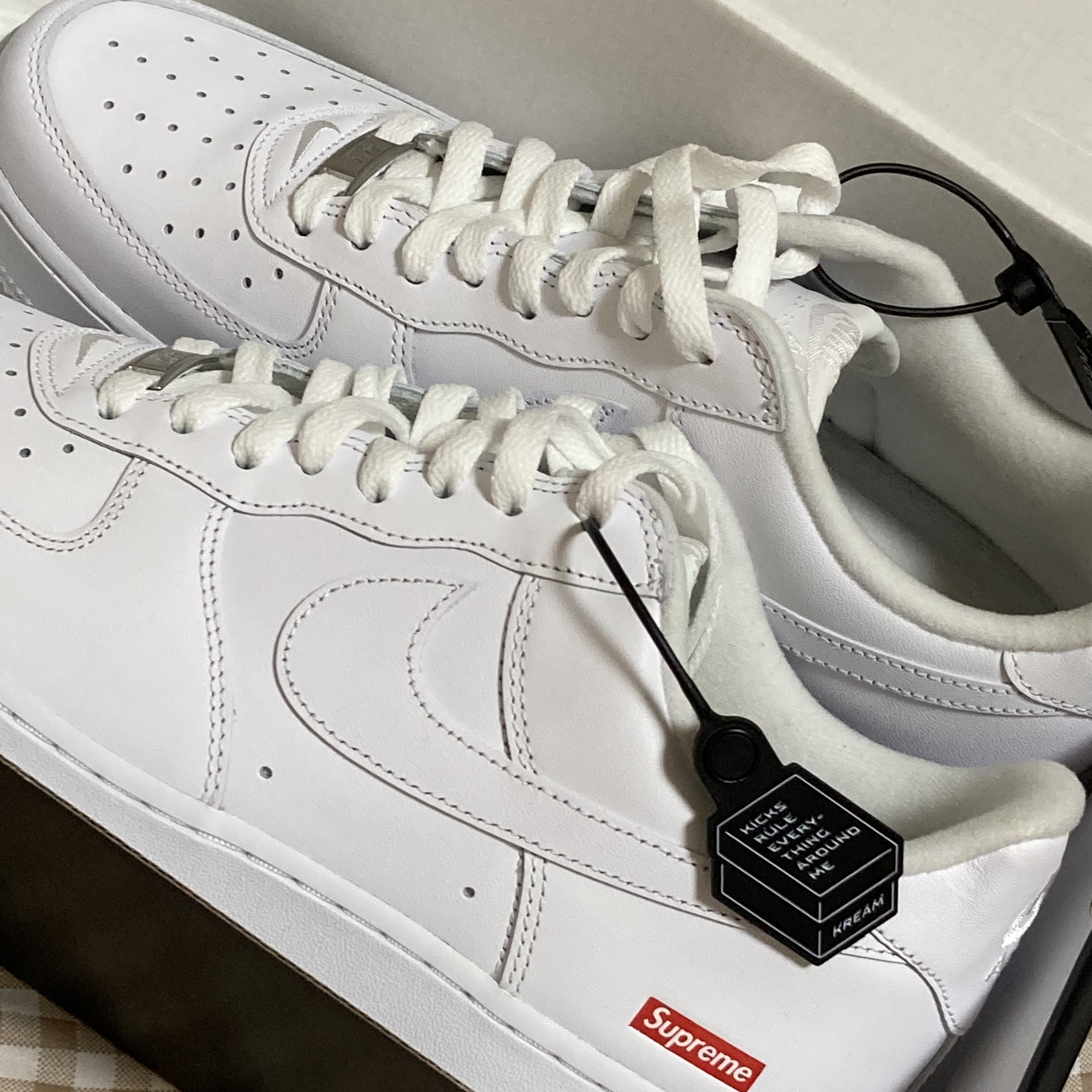 Nike x Supreme Air Force 1 Low White 착용 스타일 - 2