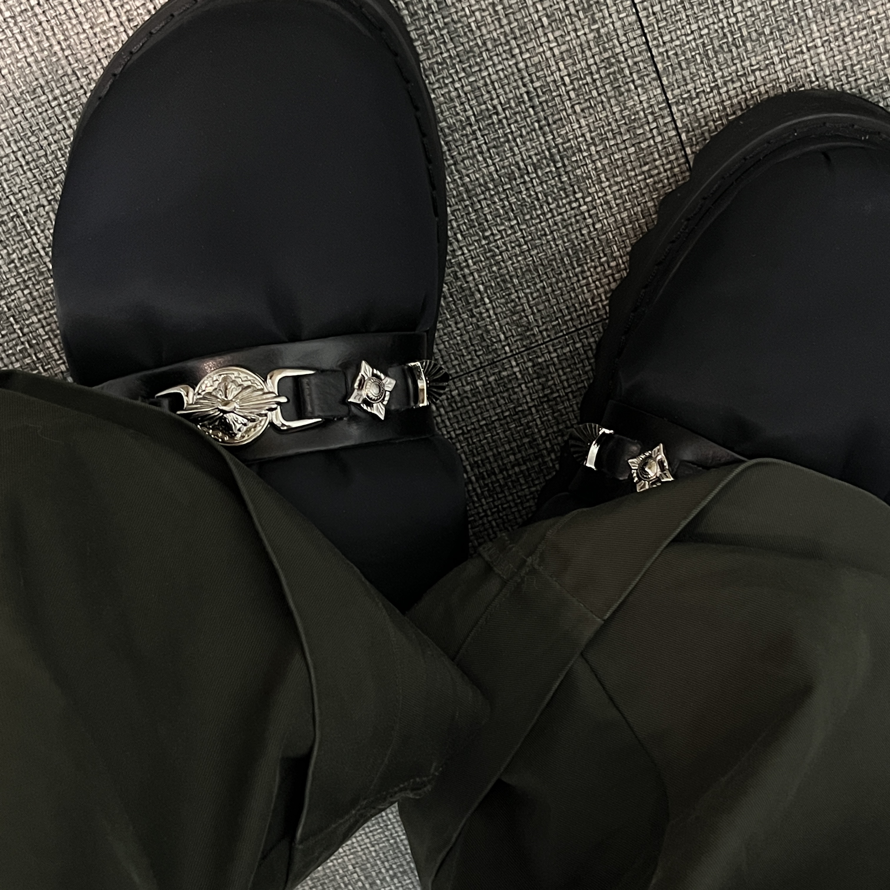 Toga Virilis AJ1066 Mules Leather Black 착용 스타일 - 1