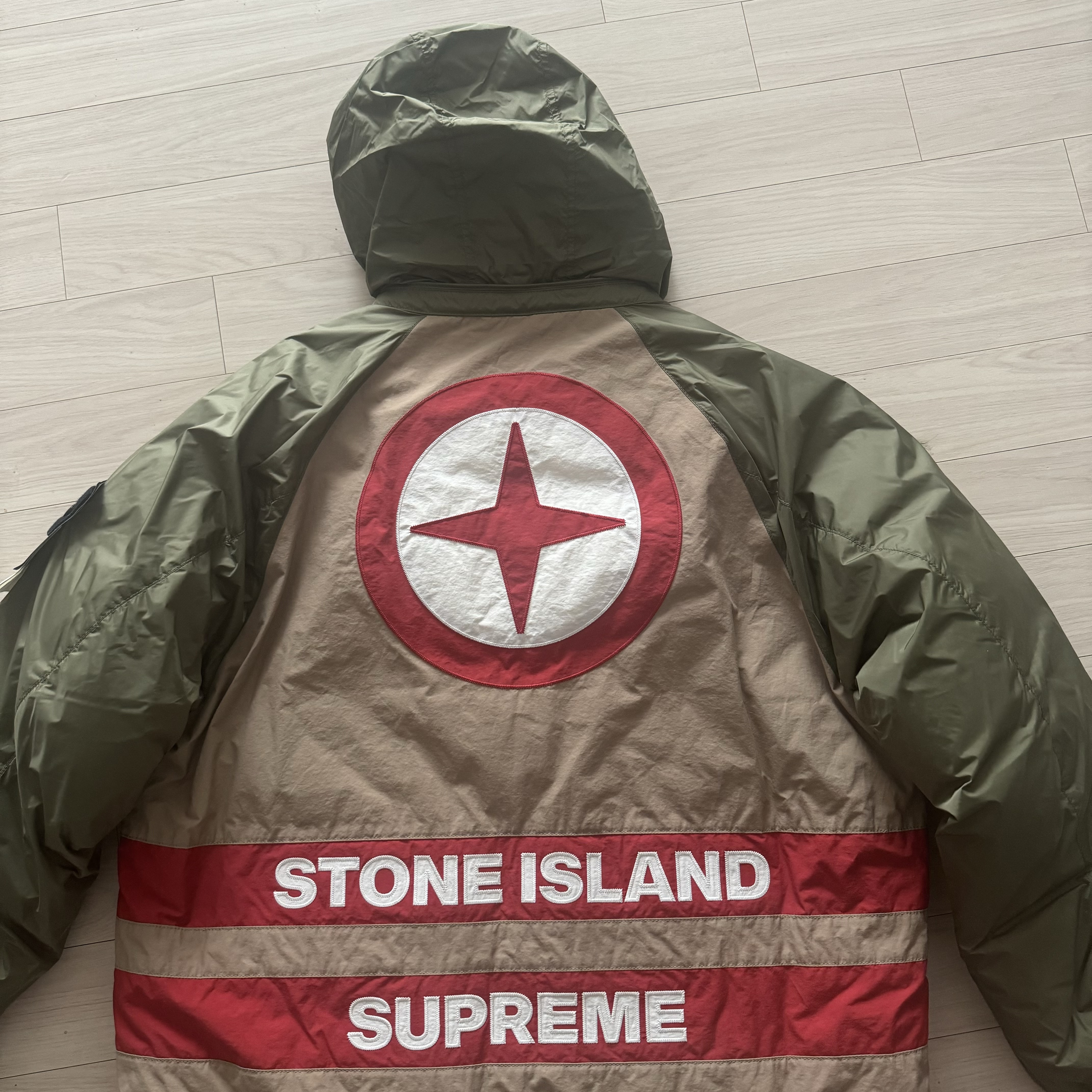 Supreme x Stone Island Reversible Down Puffer Jacket Black - 23FW, Supreme x Stone Island Reversible Down Puffer Jacket Olive - 23FW 착용 스타일 - 2