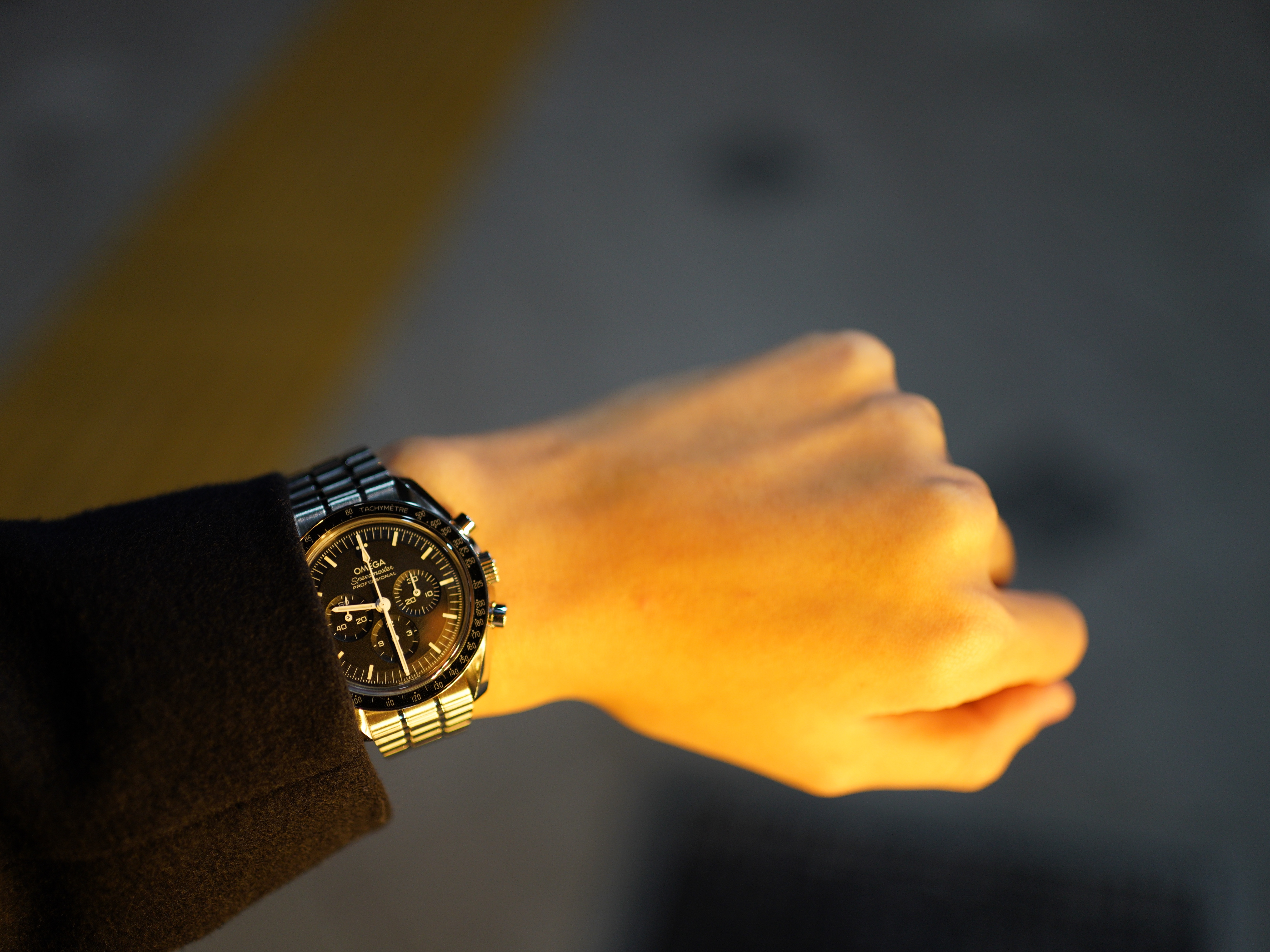 Omega Speedmaster Moonwatch Professional Co Axial Master Chronometer Chronograph Steel Black (Transparent Caseback Ver.) 착용 스타일 - 1