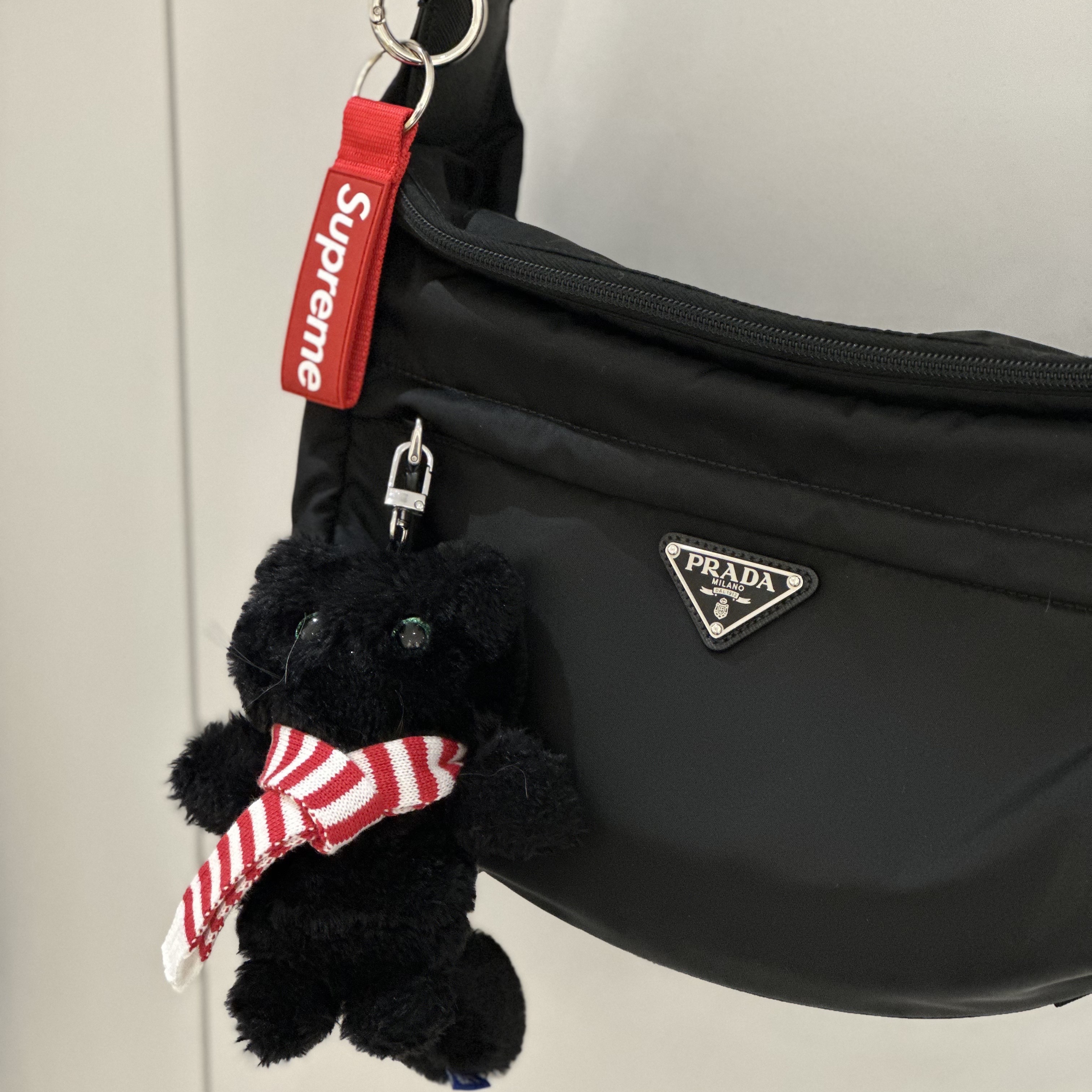 Supreme Webbing Keychain Red - 23SS 착용 스타일 - 1