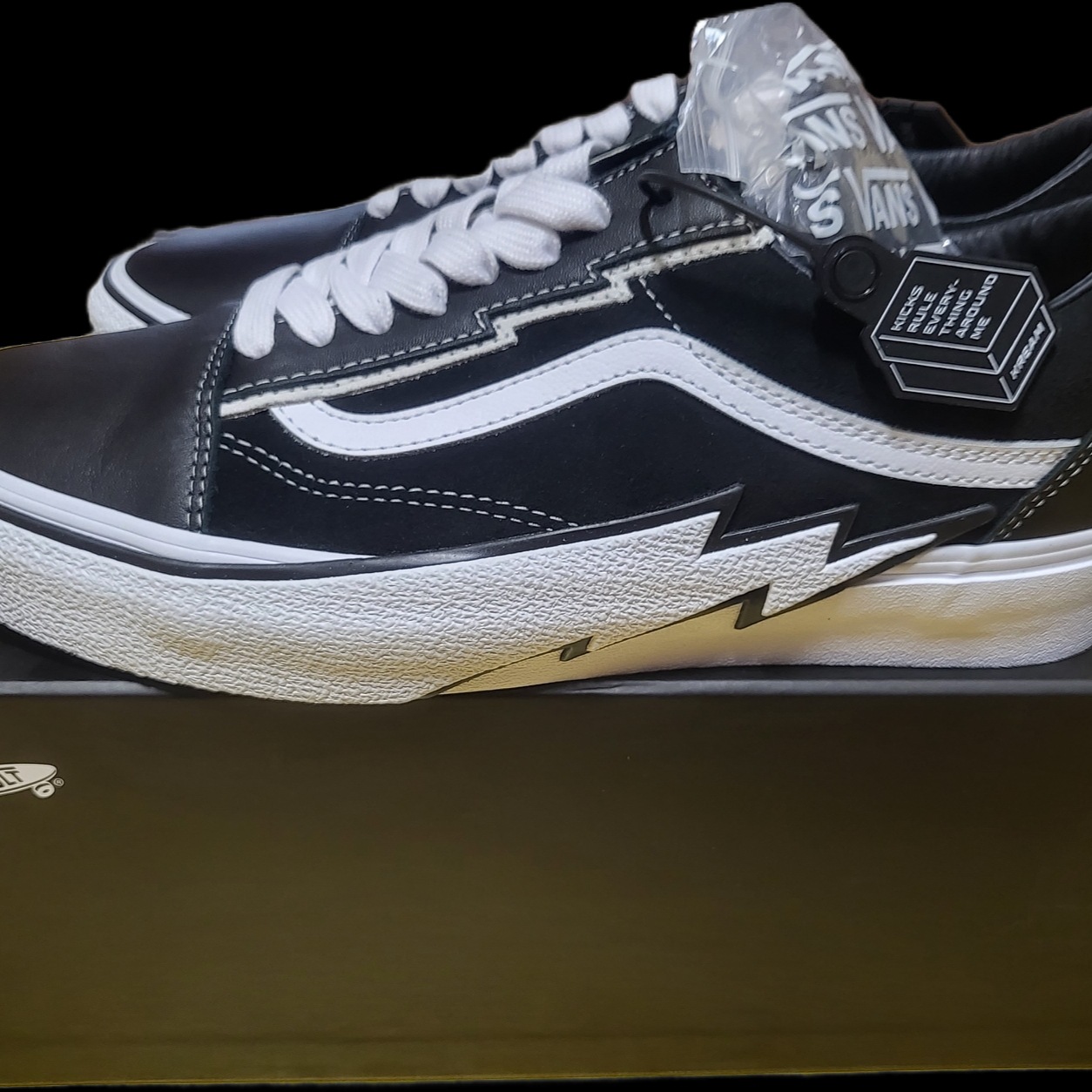 Vans Vault x Mastermind World Old Skool Bolt Black 착용 스타일 - 3
