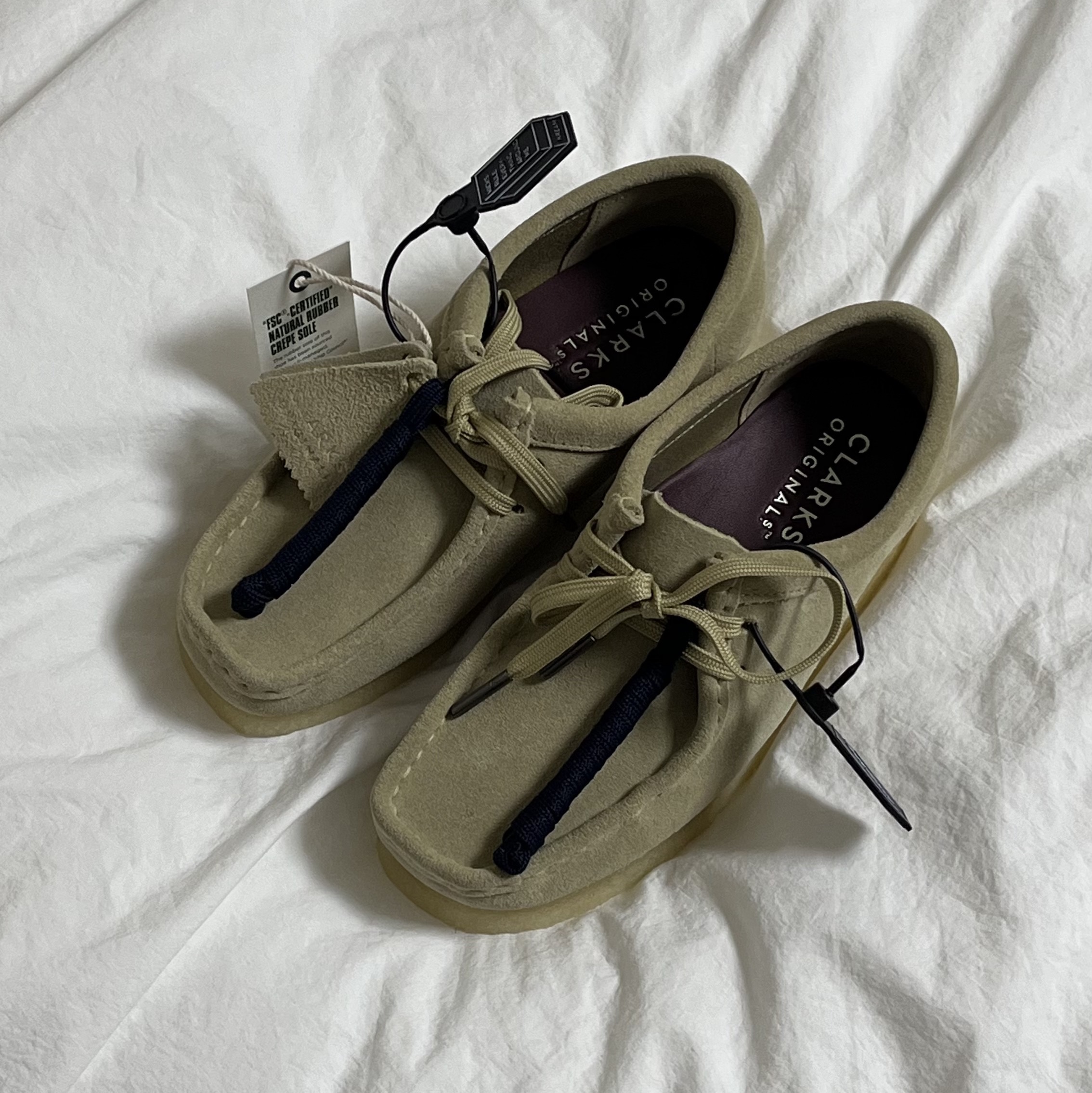 (W) Clarks Wallabee Maple Suede, Stussy Beach Roots T-Shirt Natural 착용 스타일 - 3