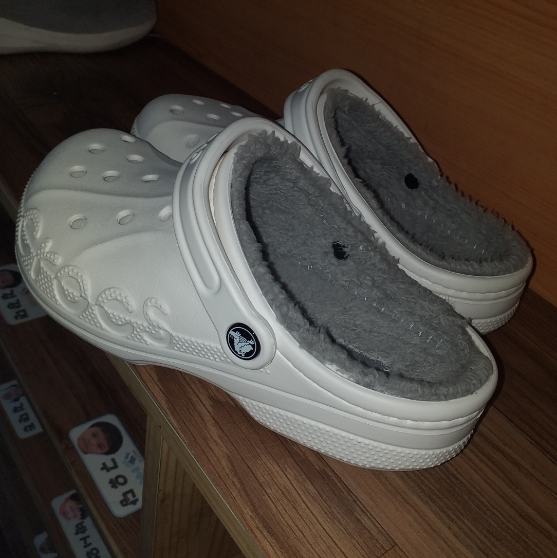 Crocs Baya Lined Clog White Light Grey 착용 스타일