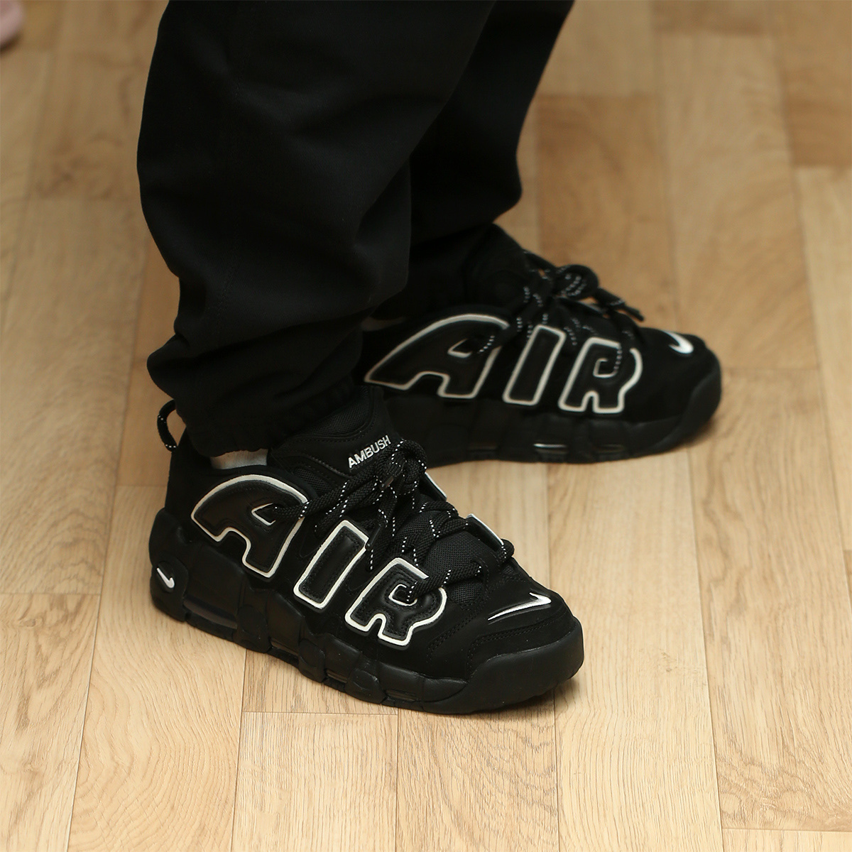 Nike x Ambush Air More Uptempo Low Black and White 착용 스타일 - 4