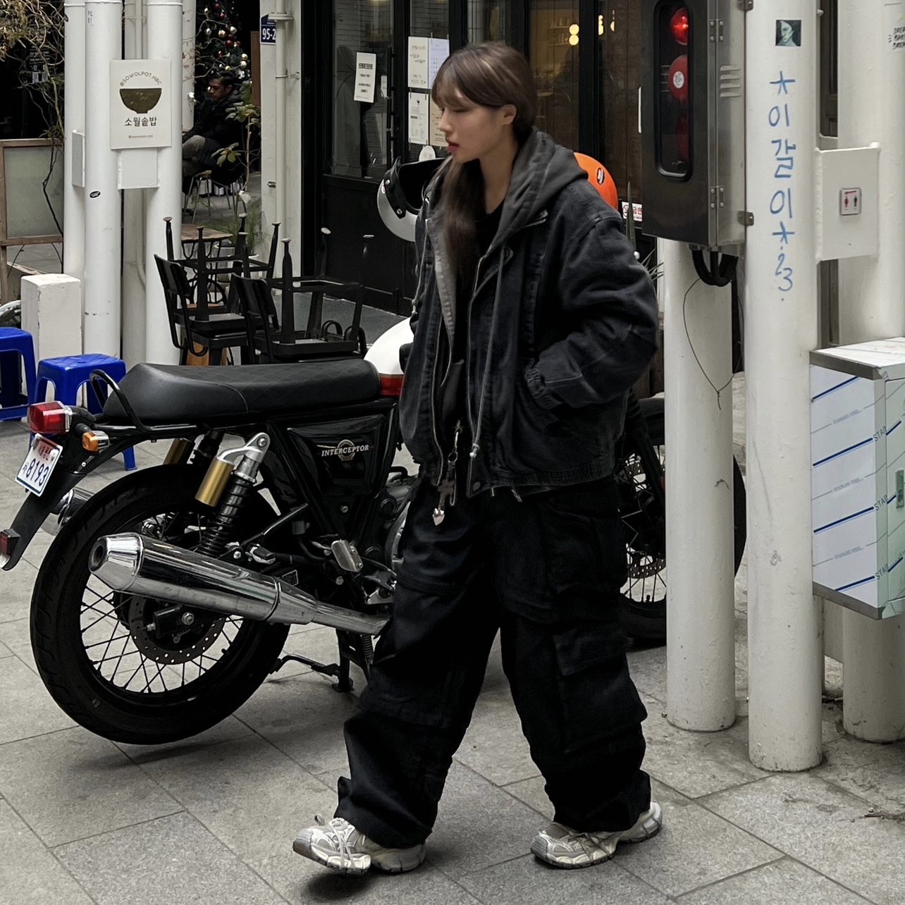 Balenciaga 3XL Sneakers Light Beige, Project G/R Oversized Convertible Cargo Pants Coated Black 착용 스타일 - 1