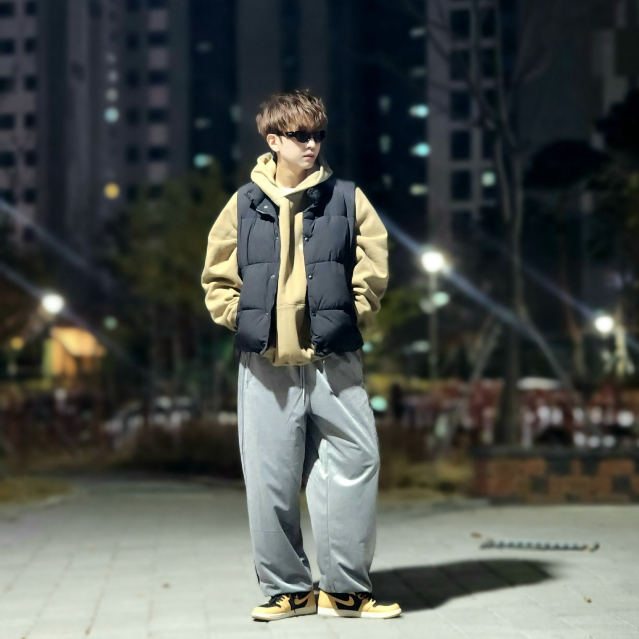 Essentials The Core Collection Pullover Hoodie Tan, Jordan 1 Retro High OG Vachetta Tan 착용 스타일 - 1