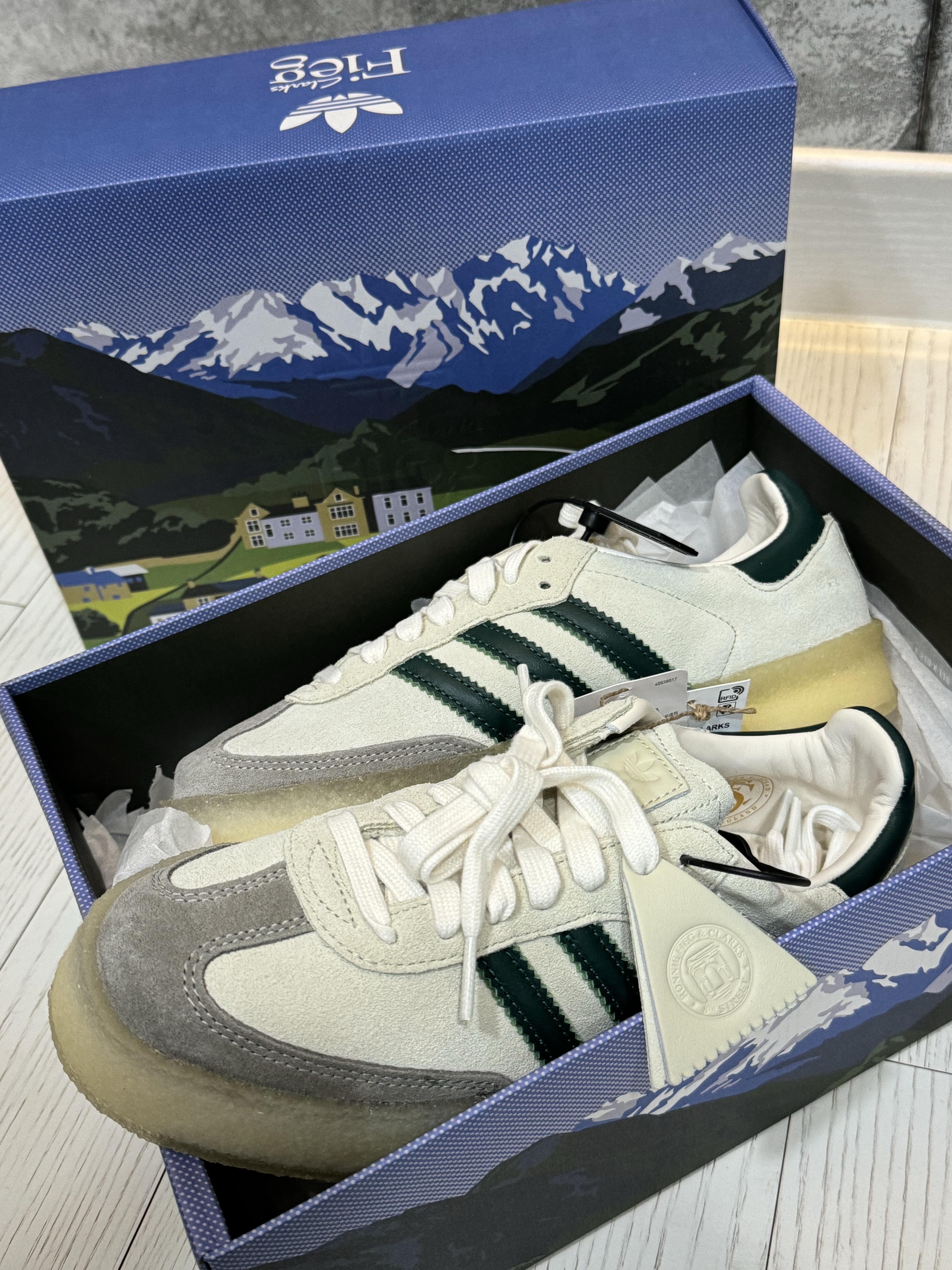 Adidas x Clarks x Ronnie Fieg 8th Street Samba Chalk White Green 착용 스타일 - 3
