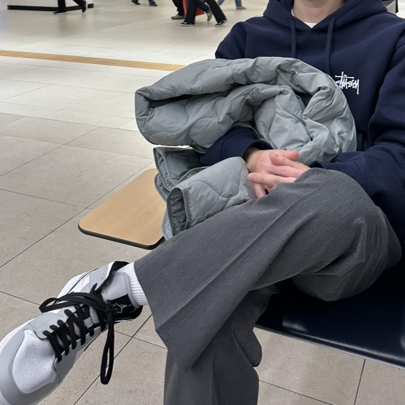 Stussy Basic Stussy Hoodie Navy 2022, Jordan 1 Mid Light Smoke Grey 착용 스타일