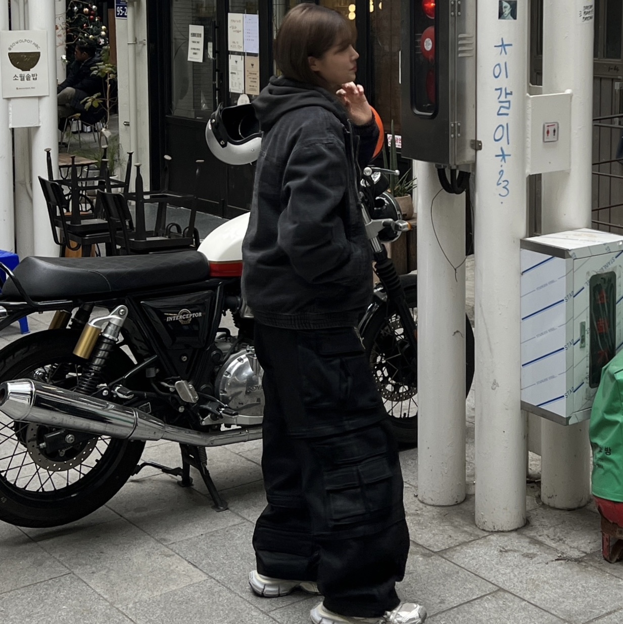 Balenciaga 3XL Sneakers Light Beige, Project G/R Oversized Convertible Cargo Pants Coated Black 착용 스타일 - 2
