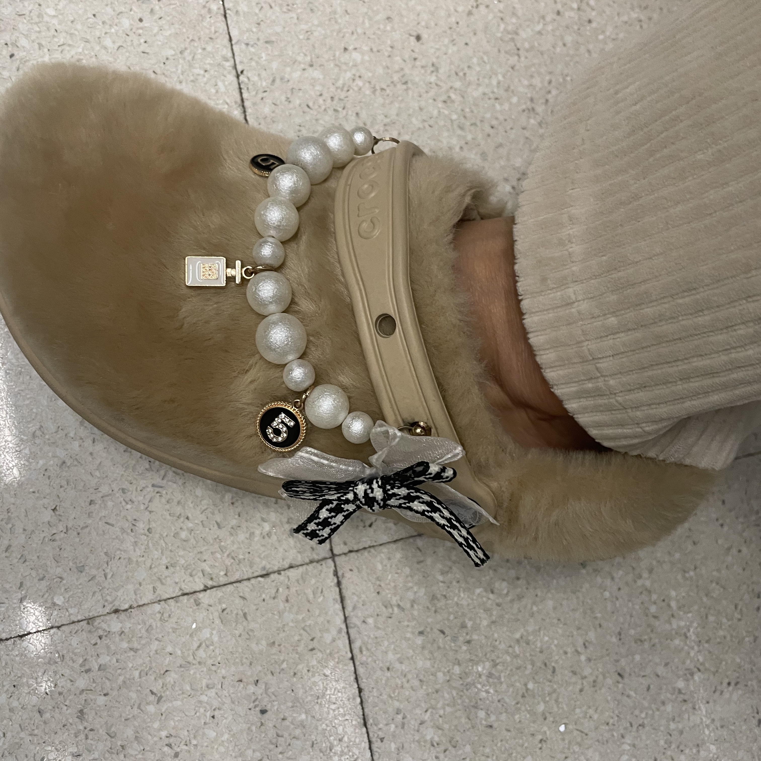 Crocs Classic Fur Sure Clog Chai 착용 스타일