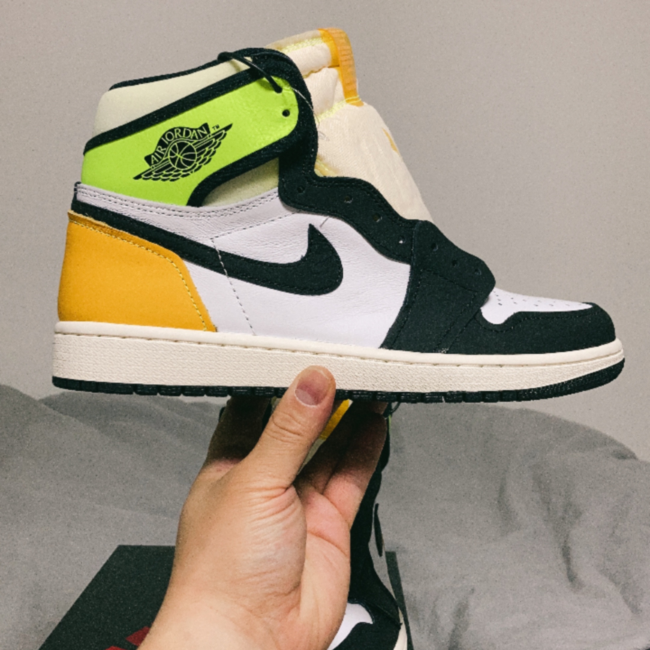 Jordan 1 Retro High OG Volt Gold 착용 스타일