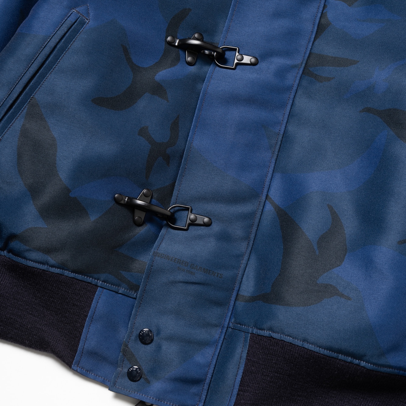 Engineered Garments Poly Seagull Print Oxford Deck Jacket Navy 착용 스타일 - 2