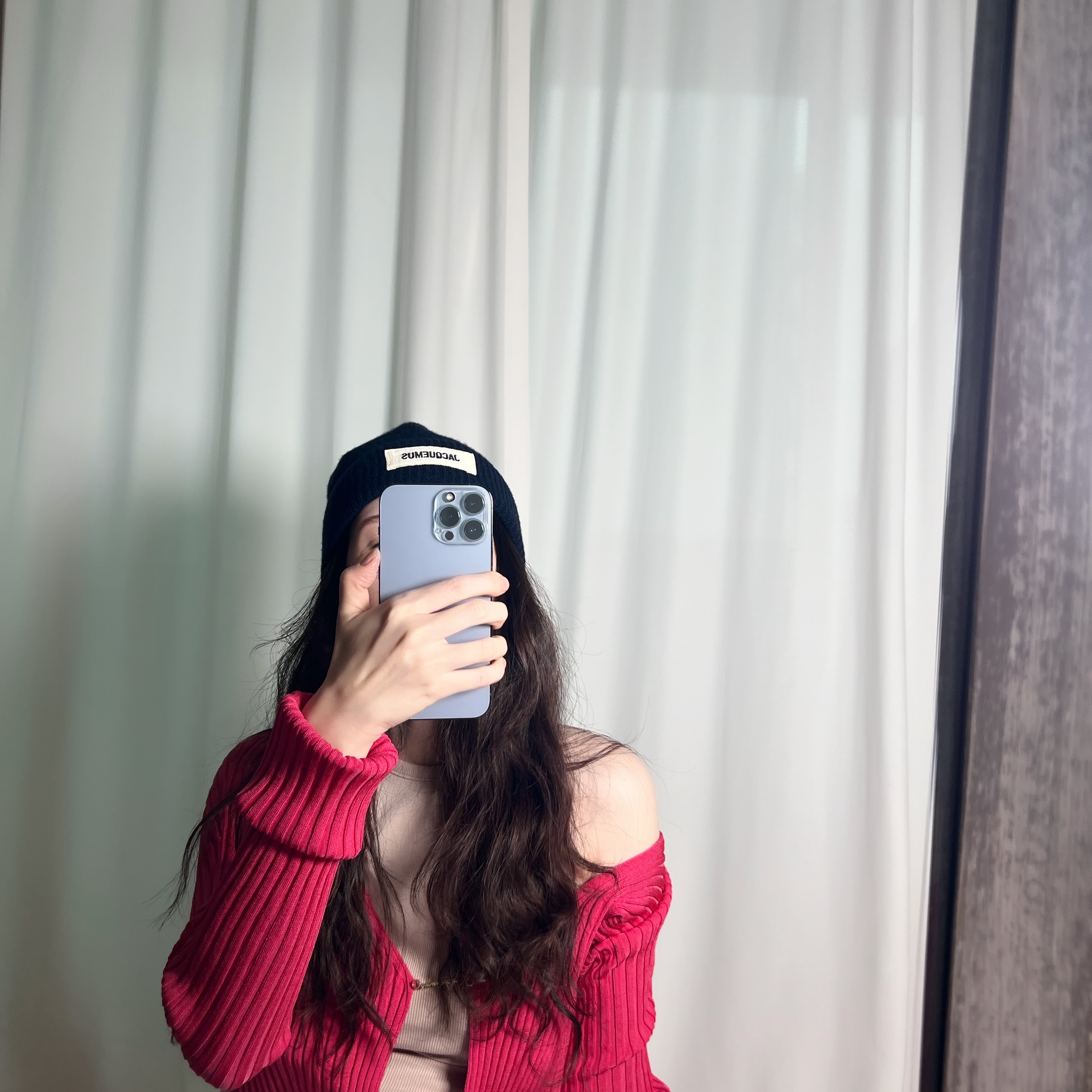 Jacquemus Le Bonnet Grosgrain Logo Beanie Navy, (W) Jacquemus La Maille Pralu Micro Charm Logo Cardigan Pink 착용 스타일 - 2
