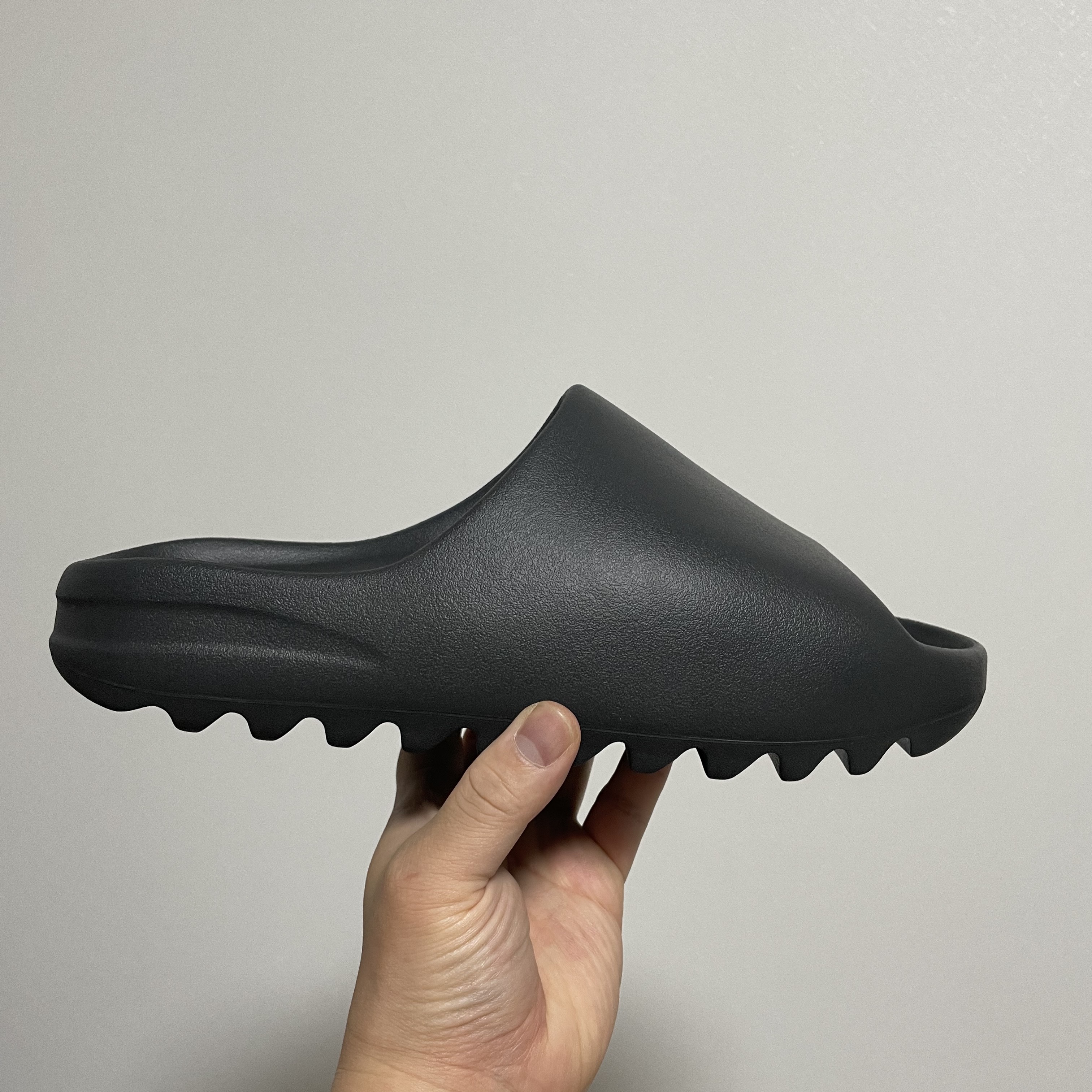Adidas Yeezy Slide Onyx 착용 스타일