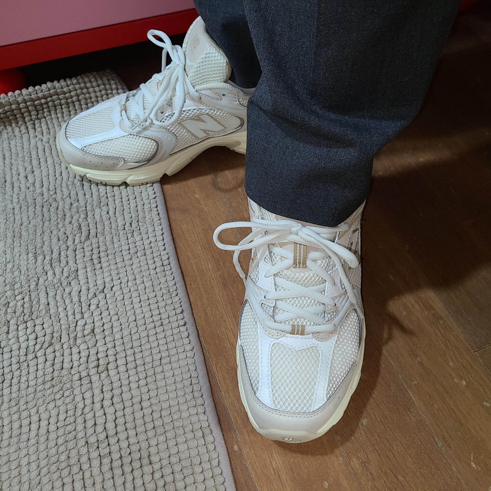 New Balance 530 Beige Angora 착용 스타일 - 1