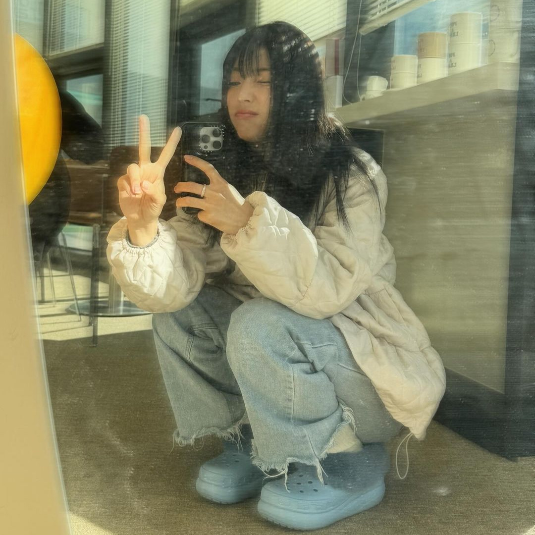 Crocs Furever Crush Blue Calcite 착용 스타일 - 2