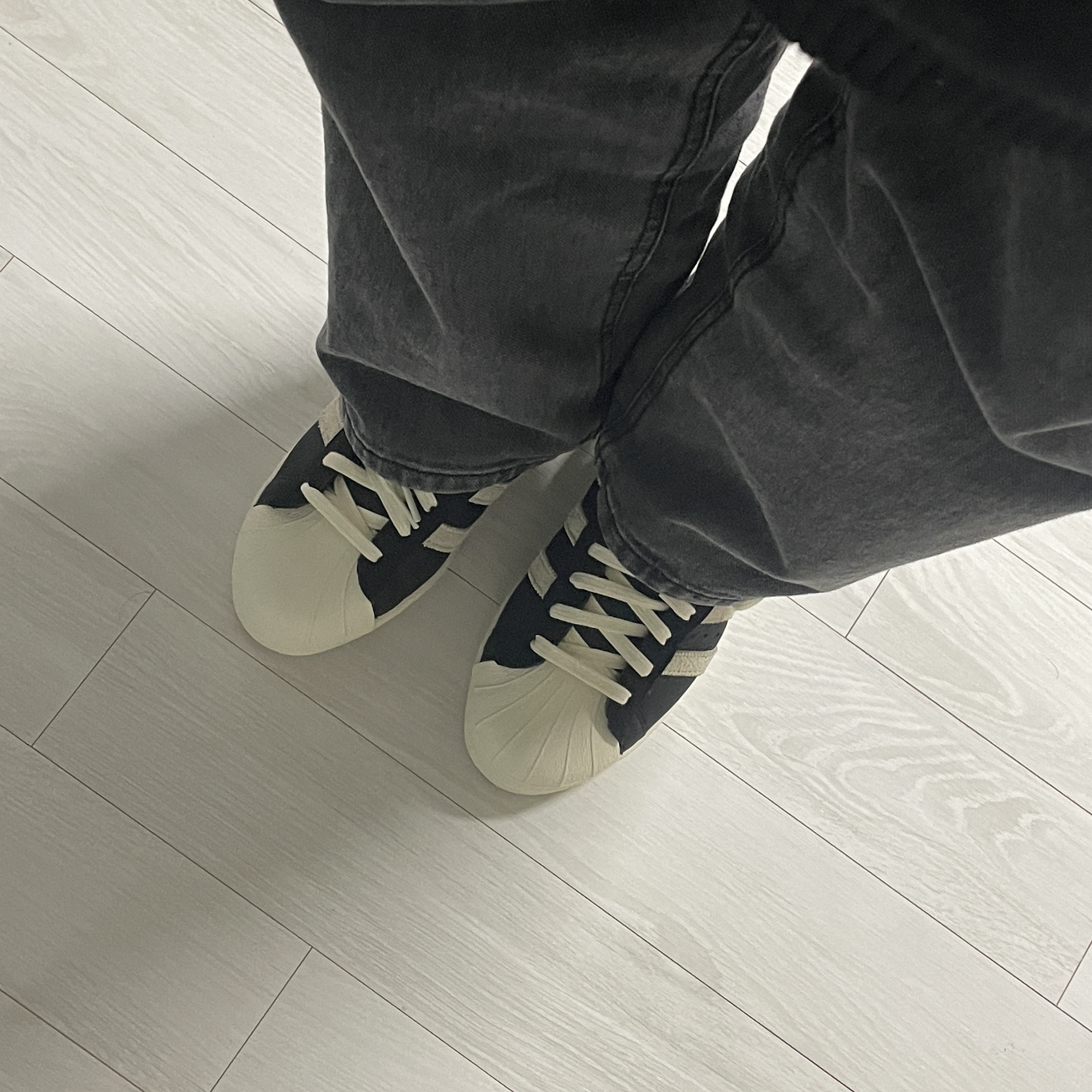 Adidas Superstar 82 Black White 착용 스타일 - 1