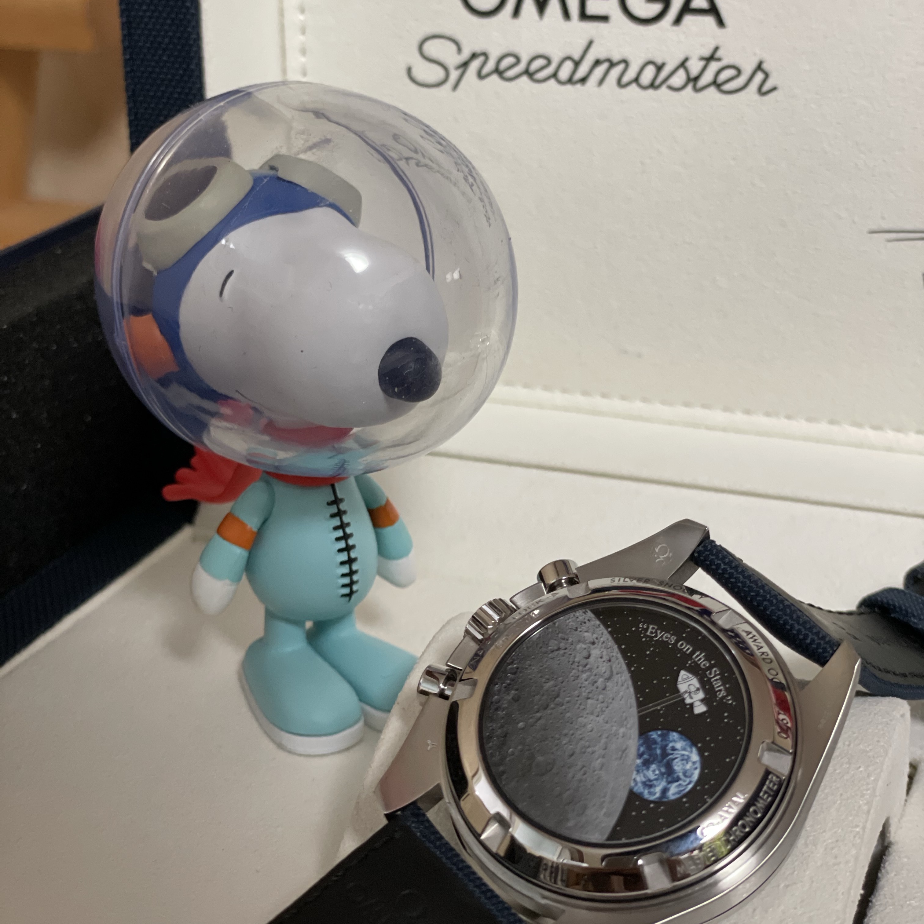 Omega Speedmaster Silver Snoopy Award 50th Anniversary Series Co Axial Master Chronometer Chronograph Steel Silver Blue 착용 스타일 - 2